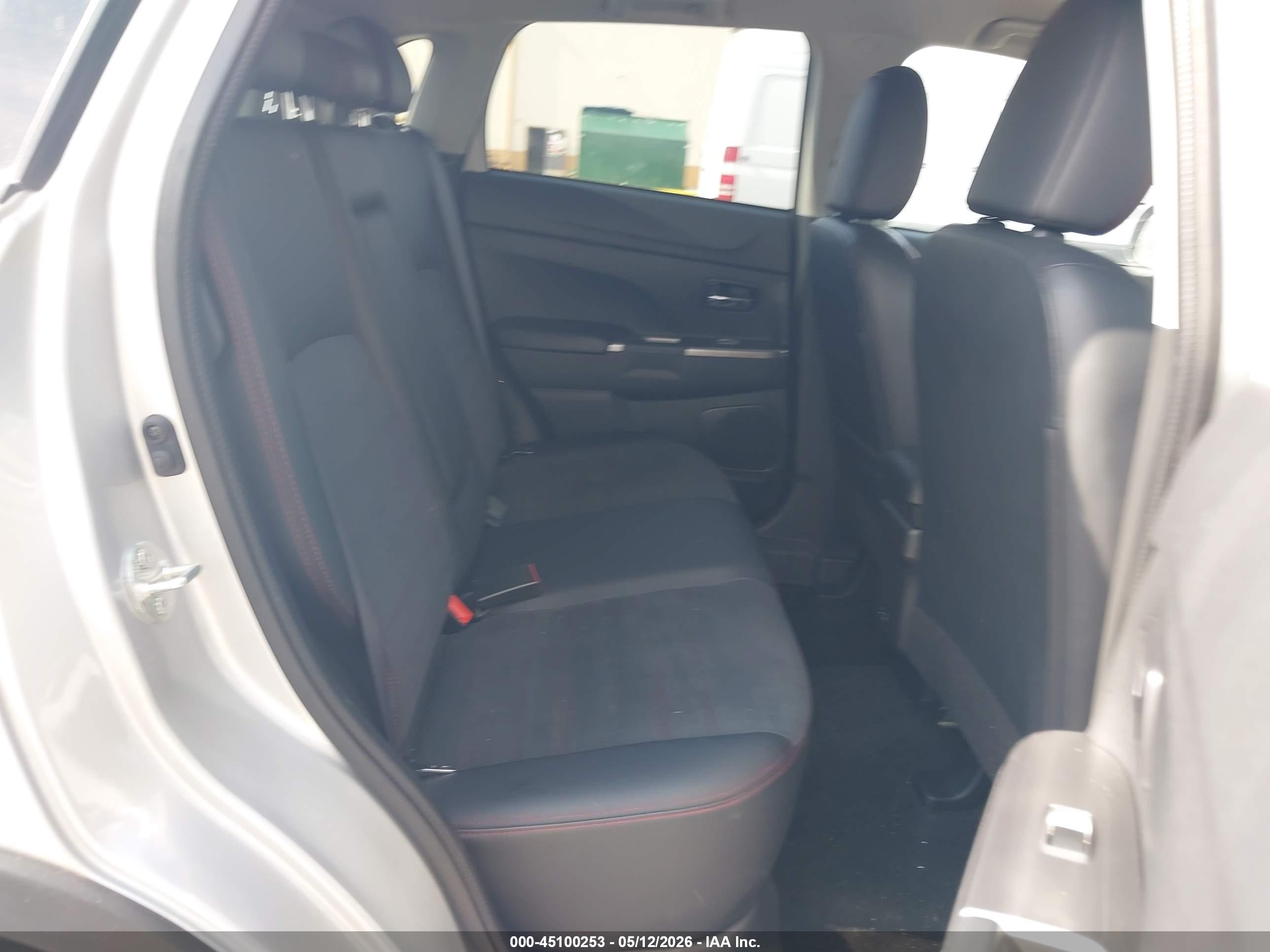 MITSUBISHI OUTLANDER image 8