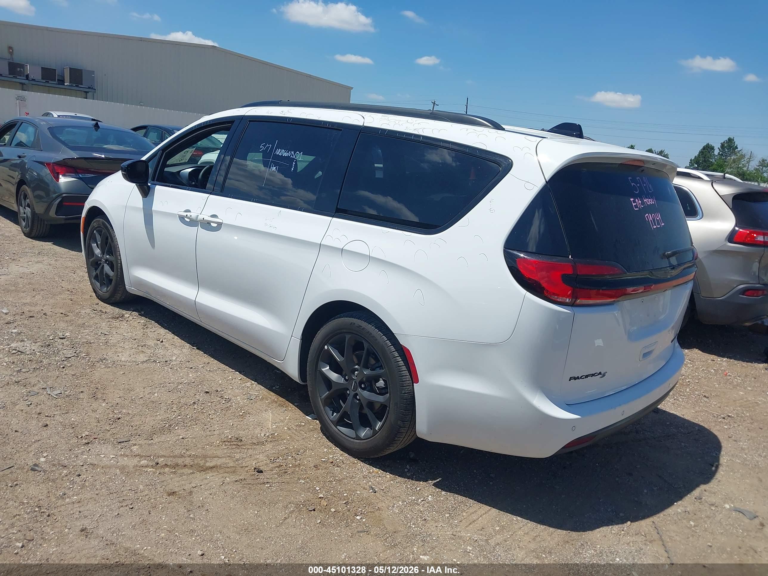 CHRYSLER PACIFICA image 3