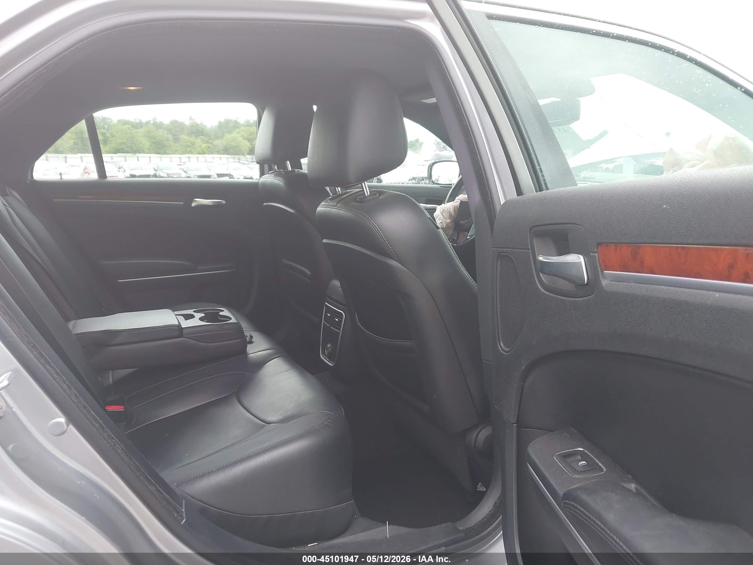 CHRYSLER 300 image 8