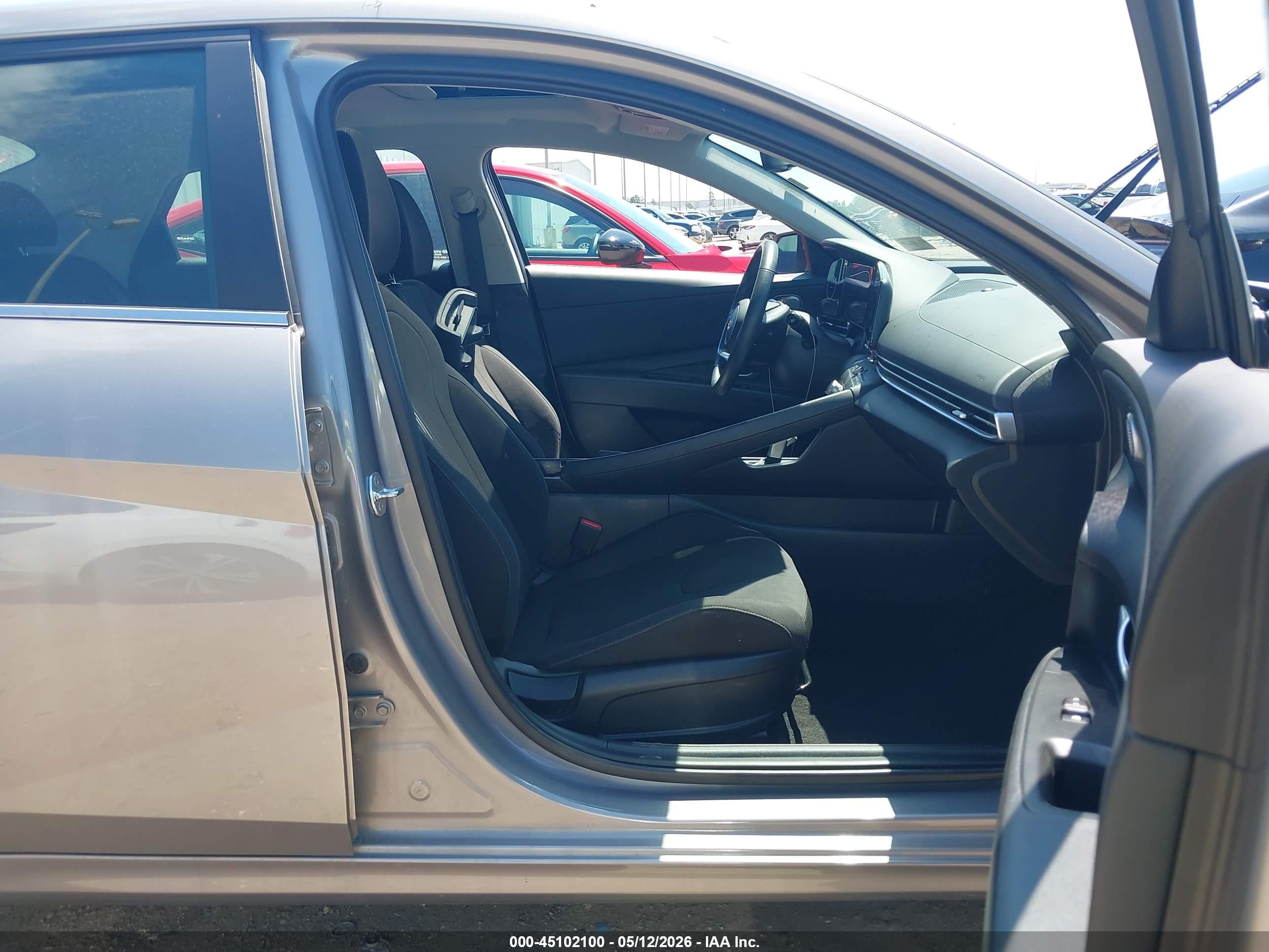 HYUNDAI ELANTRA image 5