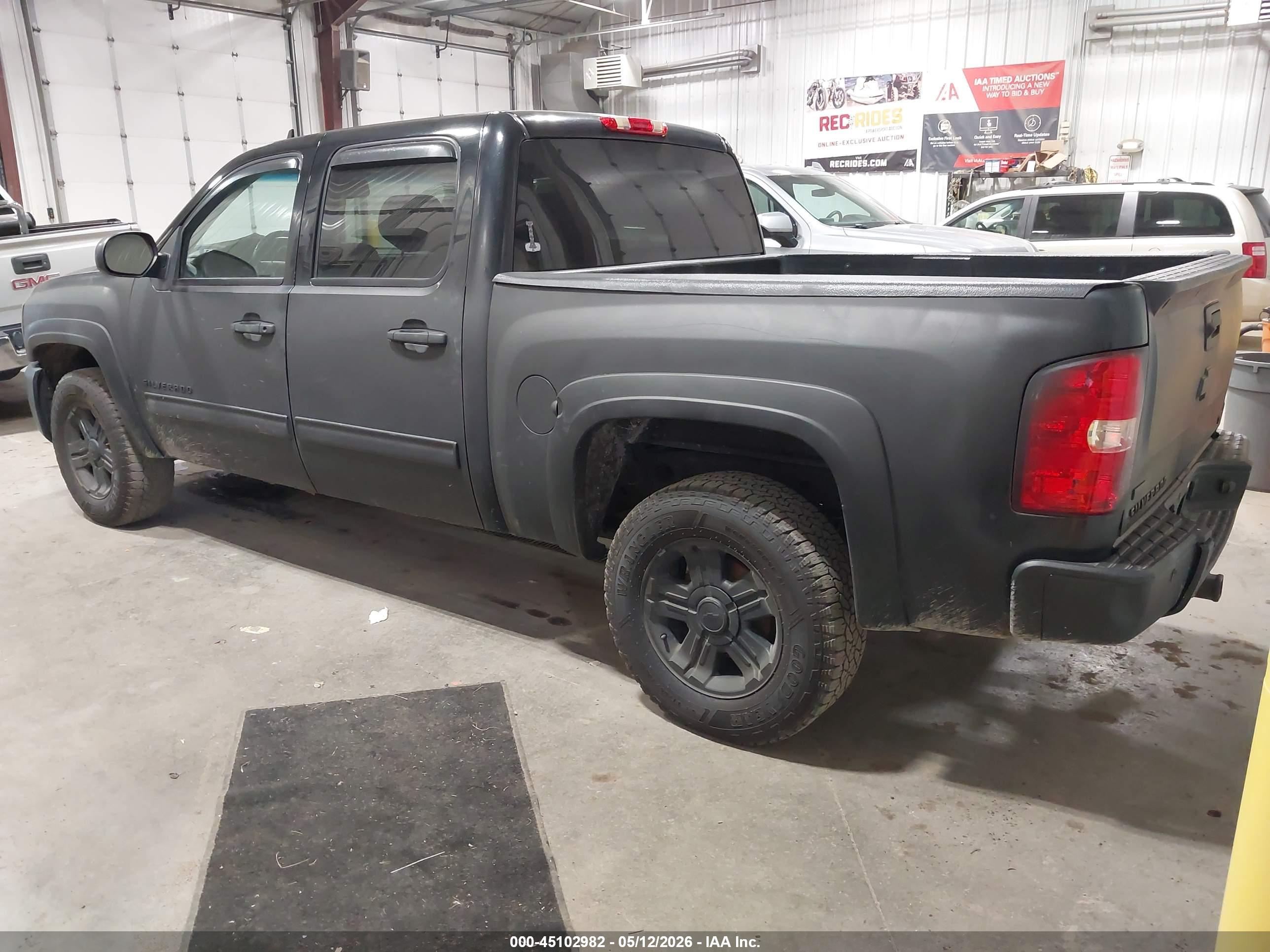 CHEVROLET SILVERADO image 3