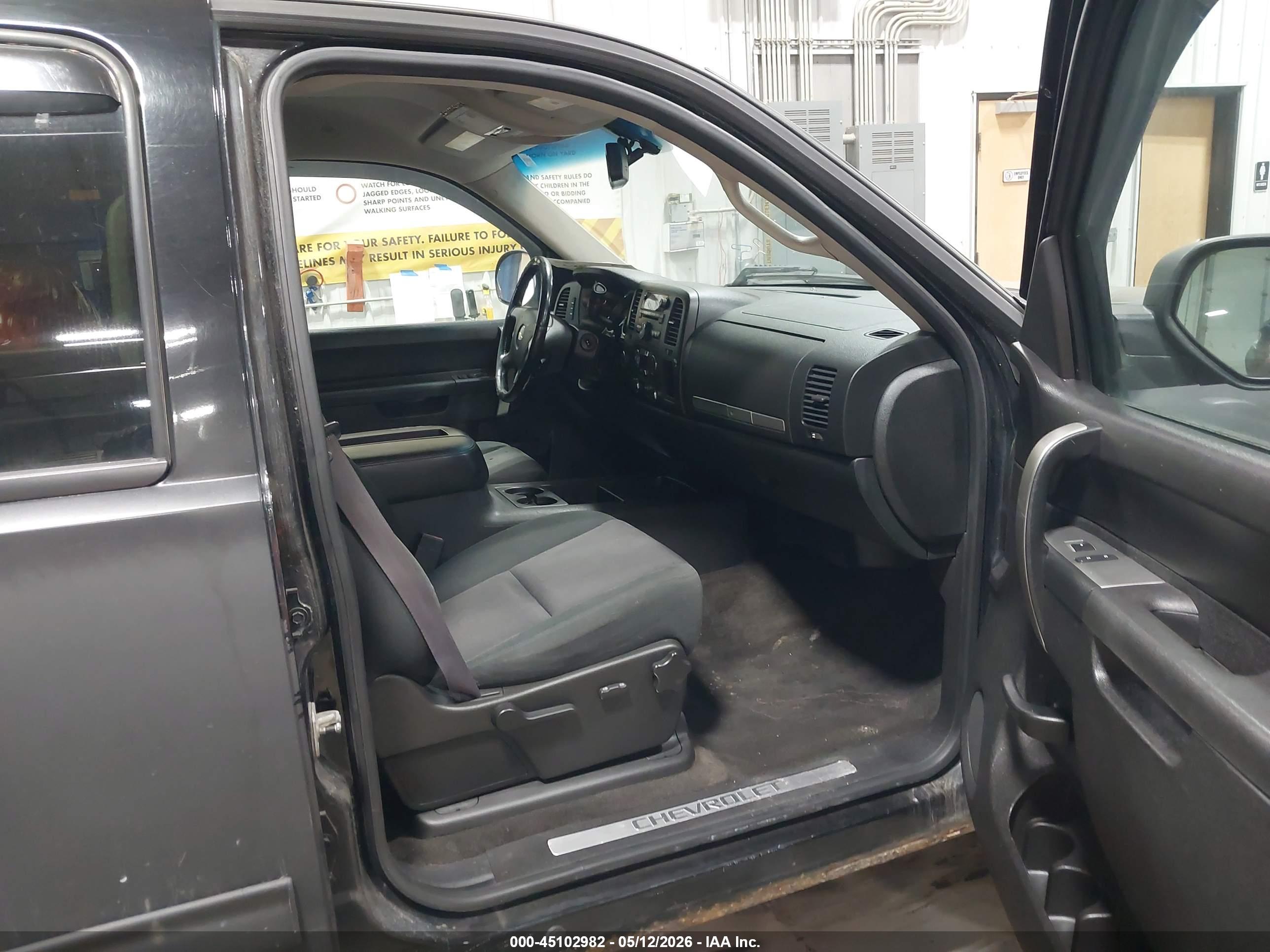 CHEVROLET SILVERADO image 5