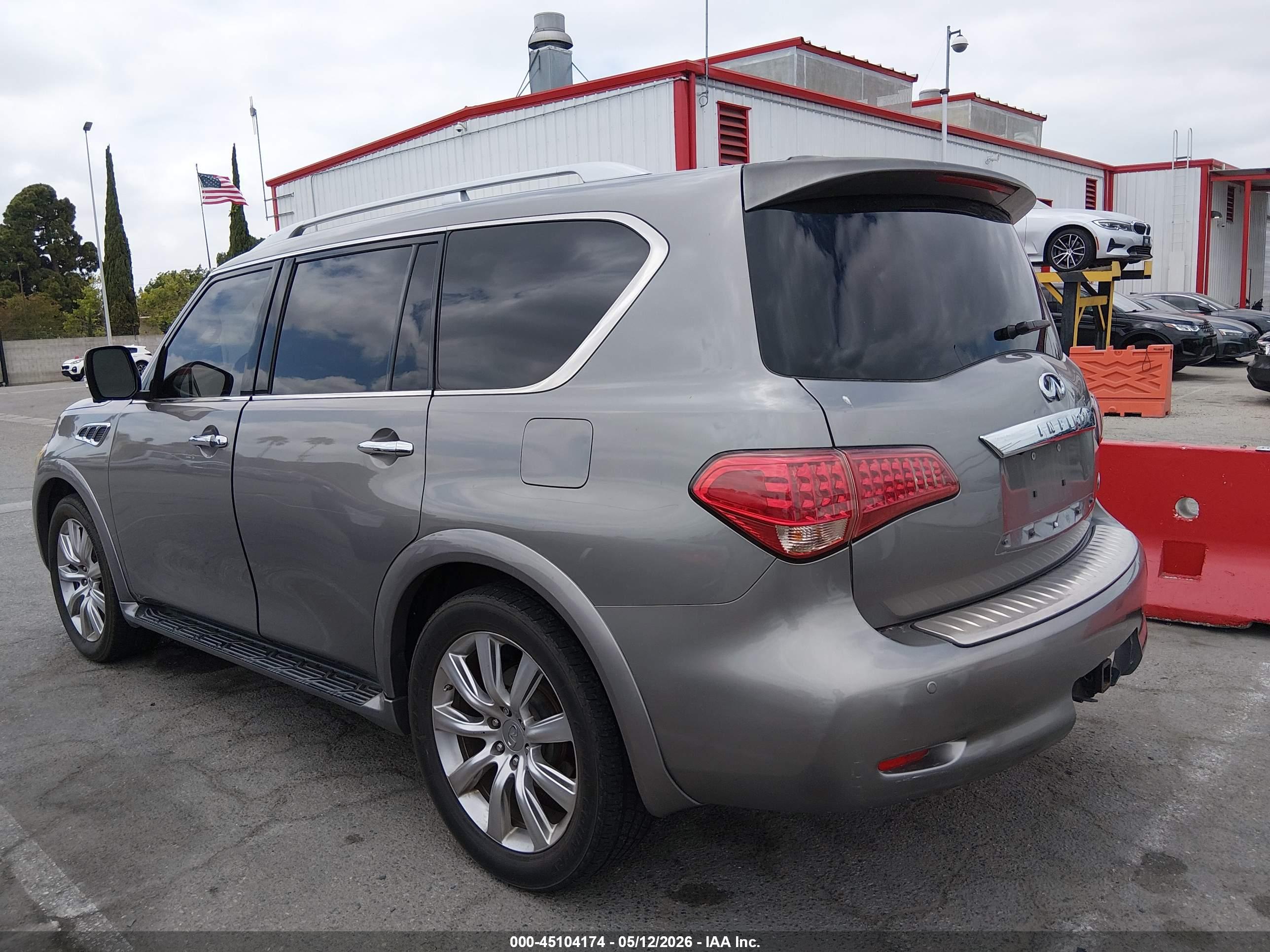 INFINITI QX56 image 3