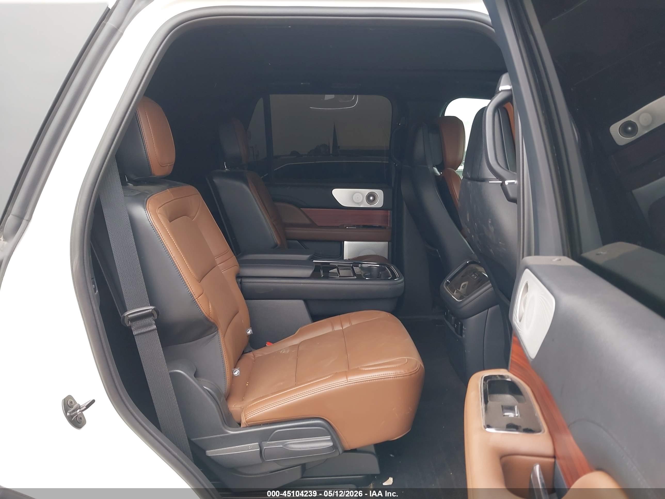 LINCOLN NAVIGATOR image 8