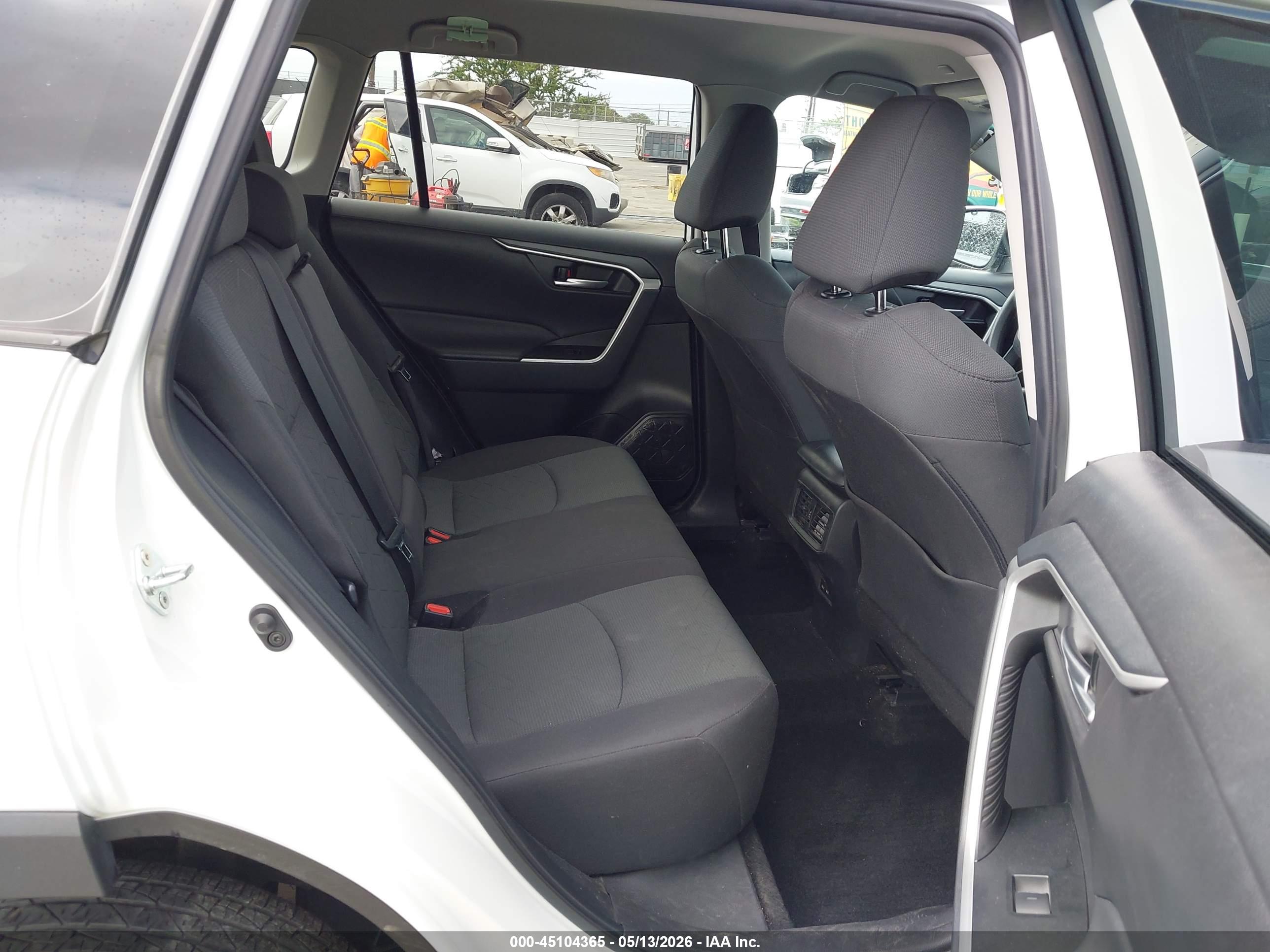 TOYOTA RAV4 image 8