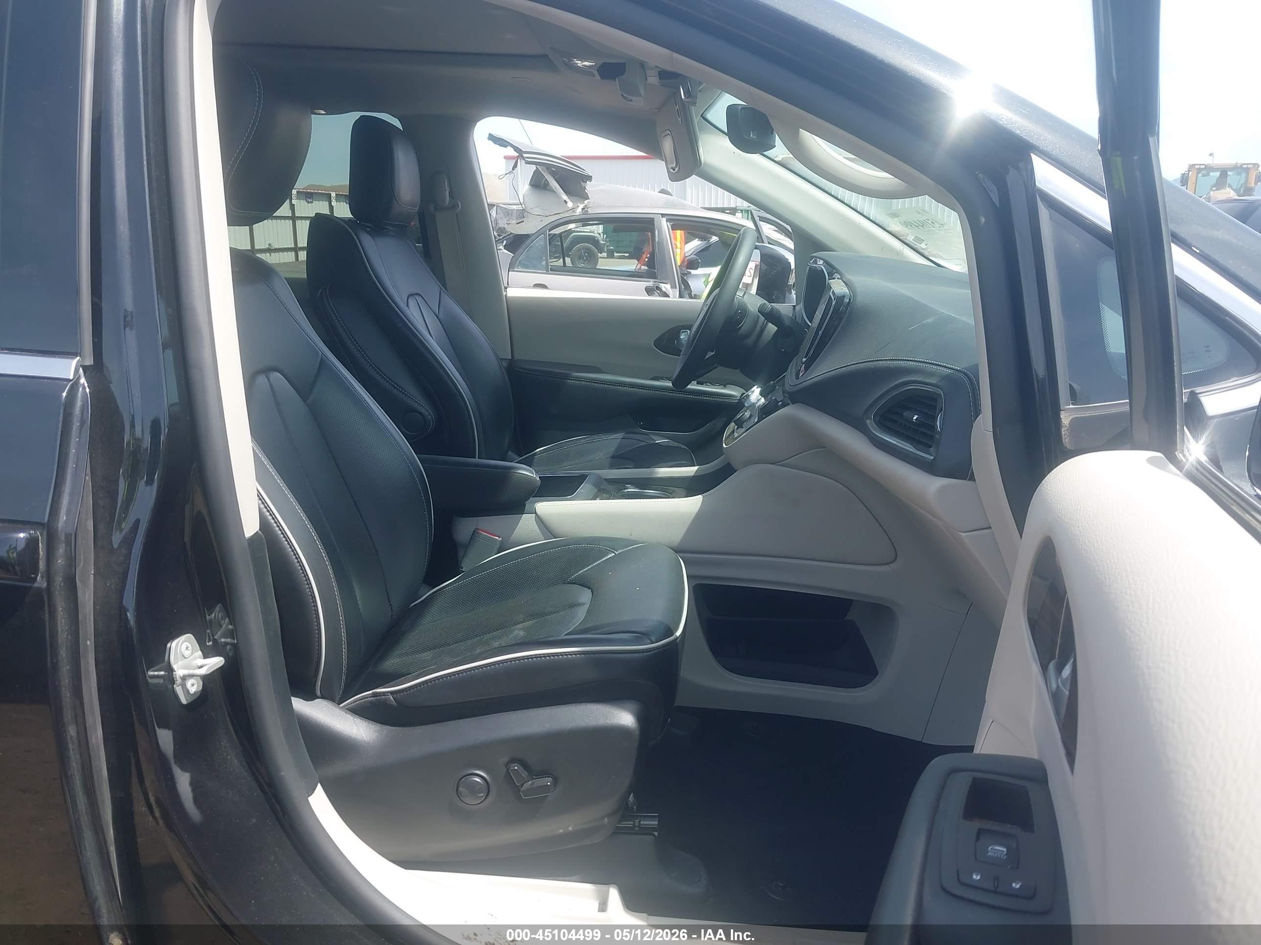 CHRYSLER PACIFICA image 5