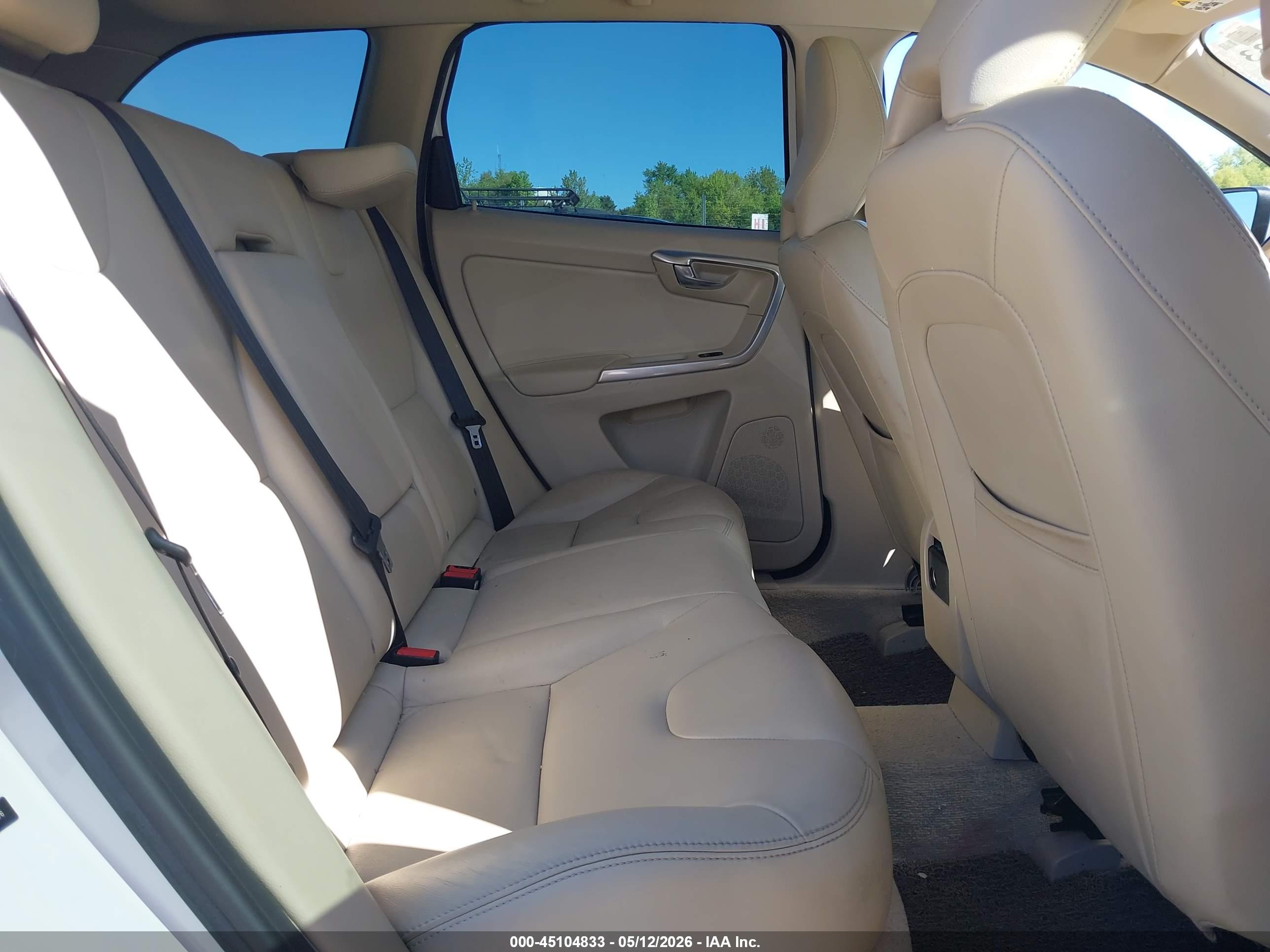 VOLVO XC60 image 8