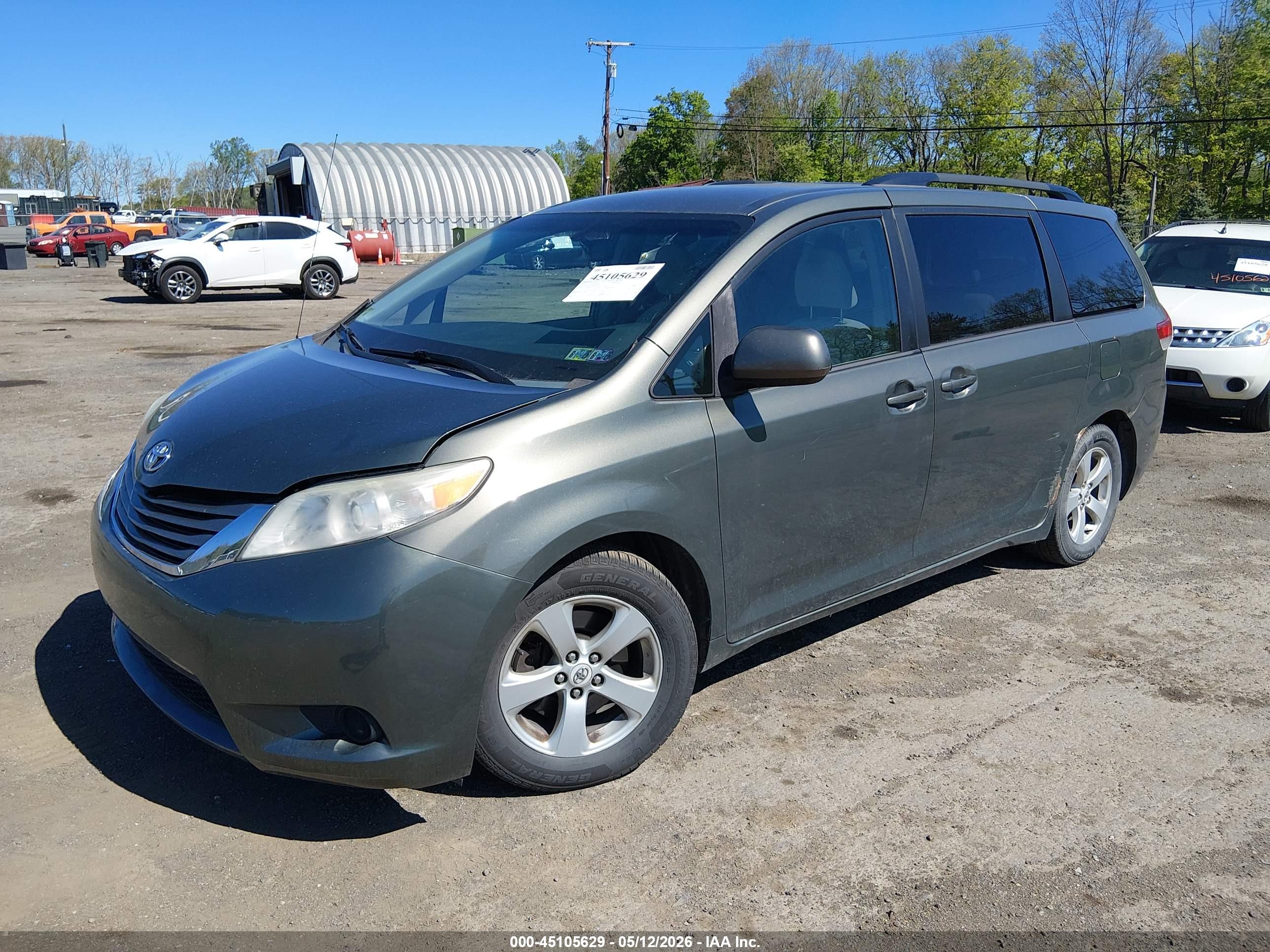 TOYOTA SIENNA image 2