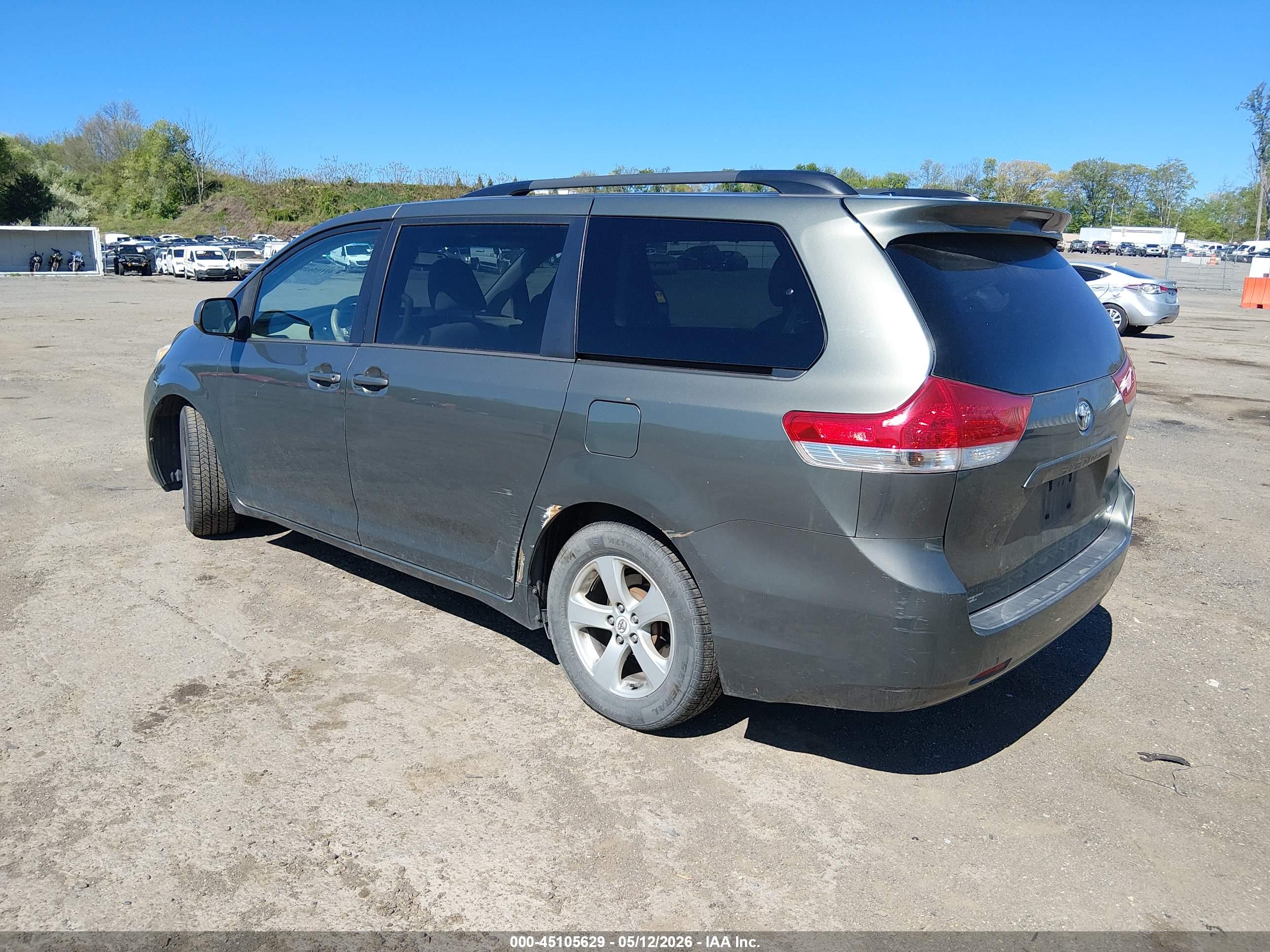 TOYOTA SIENNA image 3