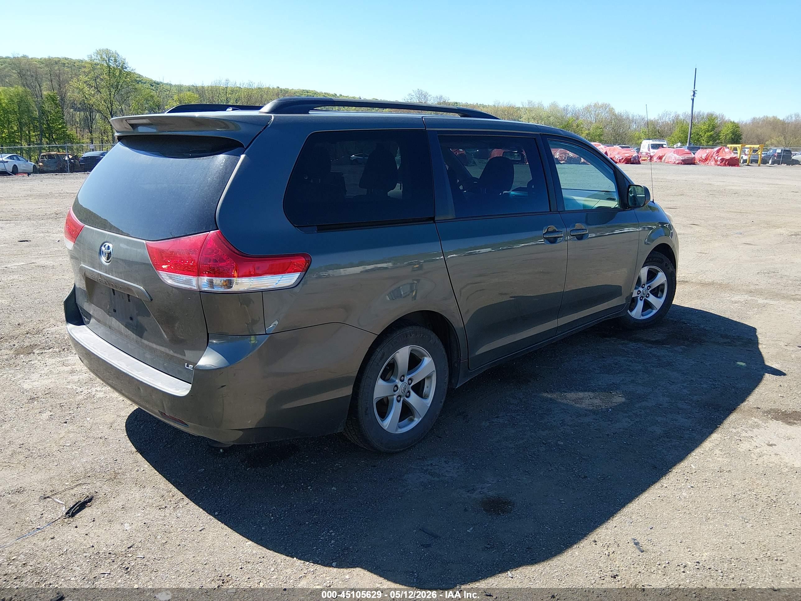 TOYOTA SIENNA image 4