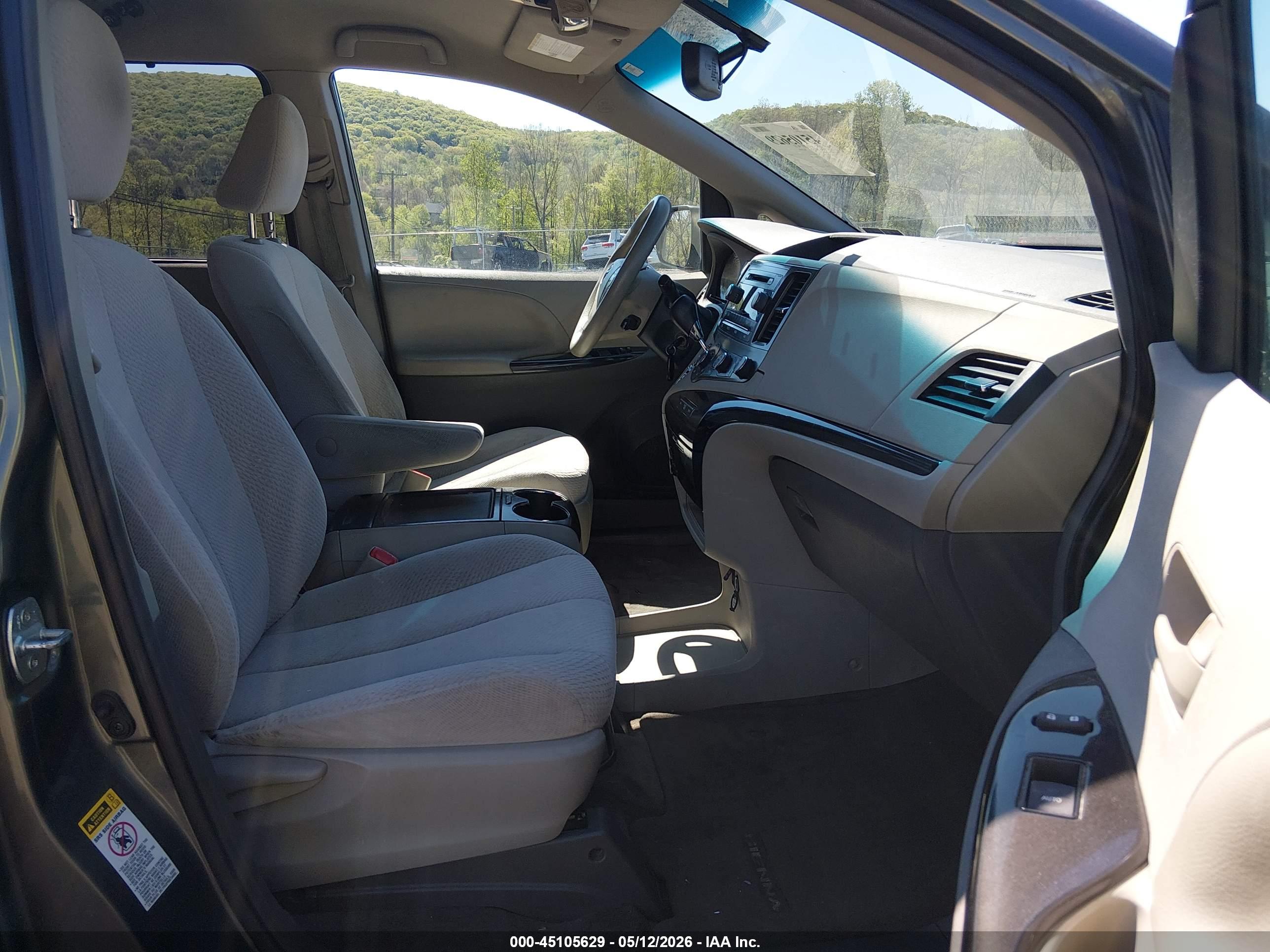 TOYOTA SIENNA image 5