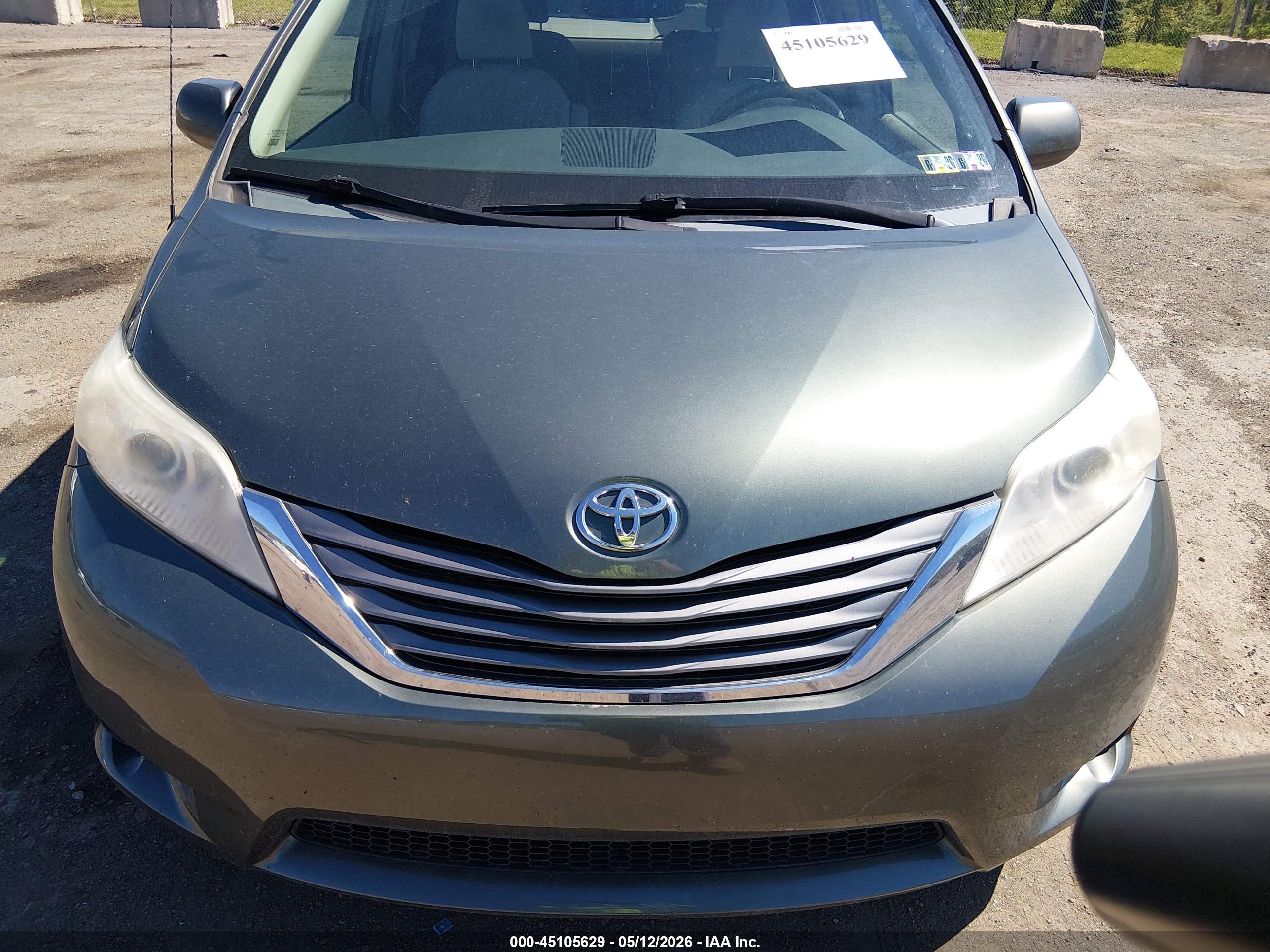 TOYOTA SIENNA image 6