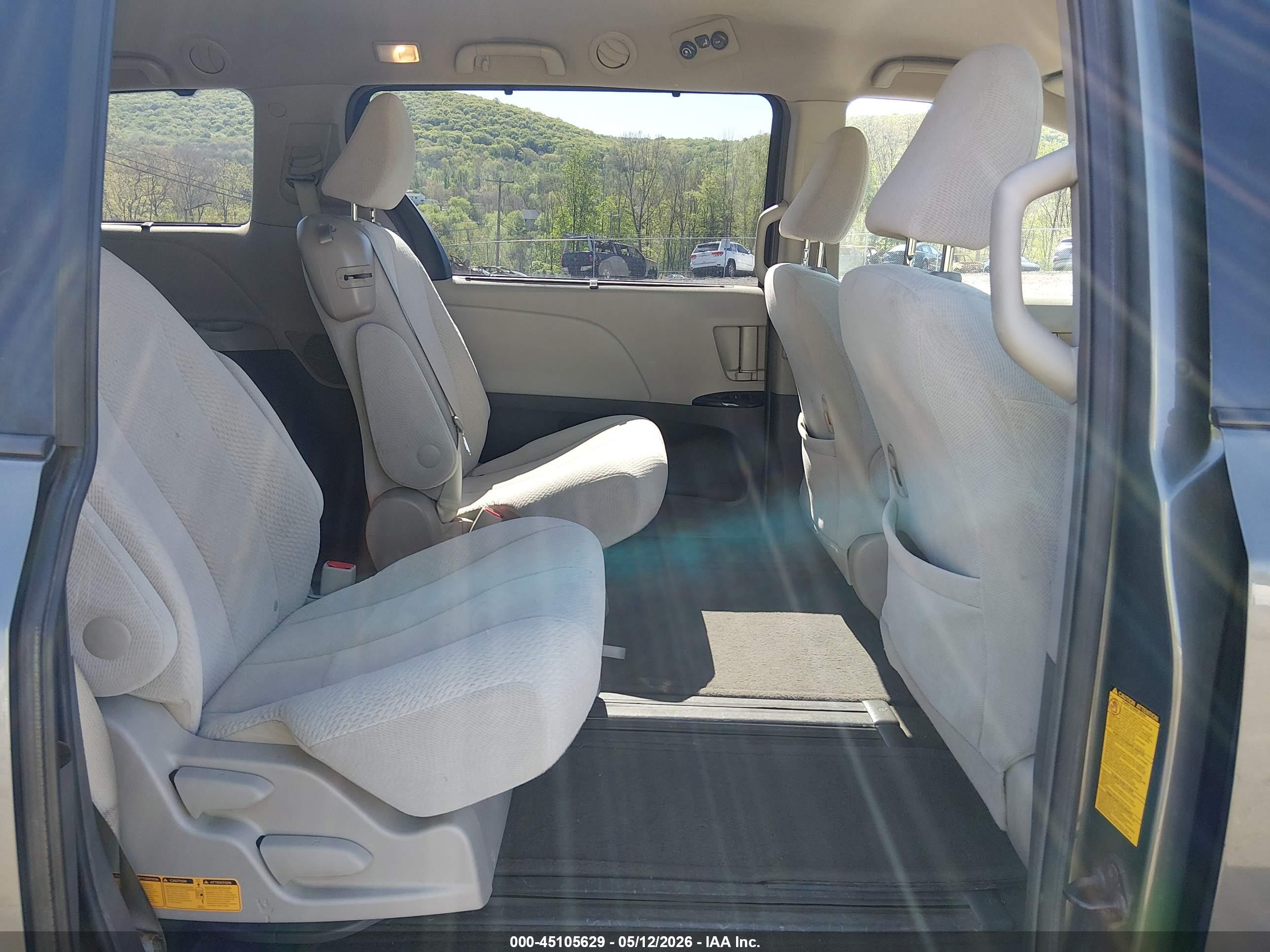 TOYOTA SIENNA image 8