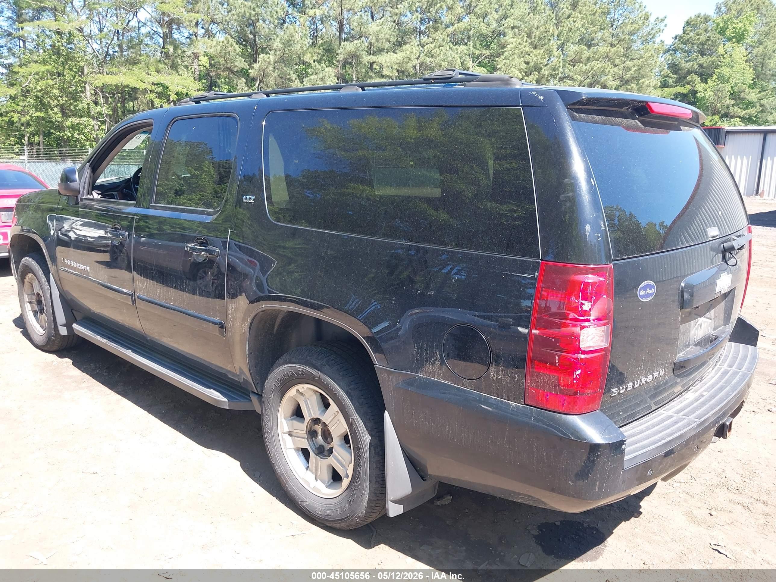 CHEVROLET SUBURBAN image 3