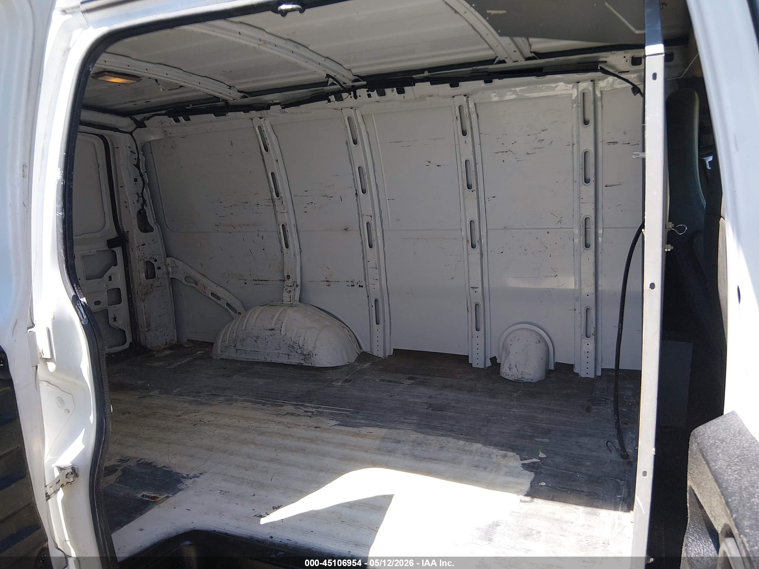 CHEVROLET EXPRESS image 8