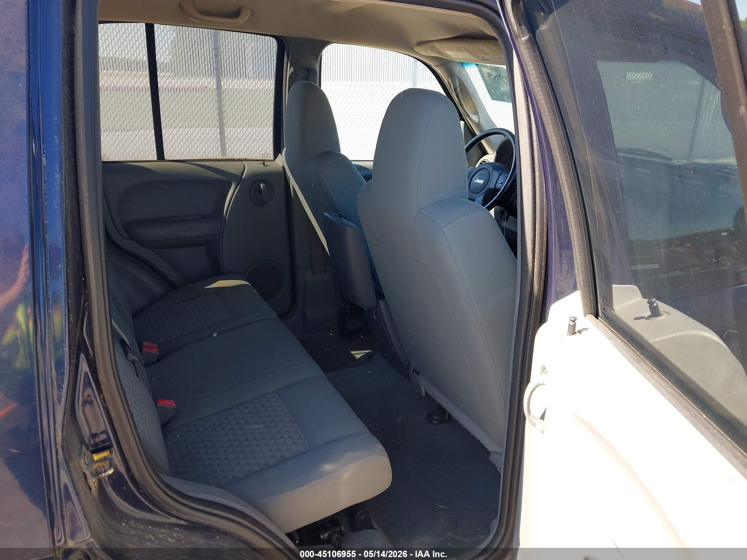 JEEP LIBERTY image 8