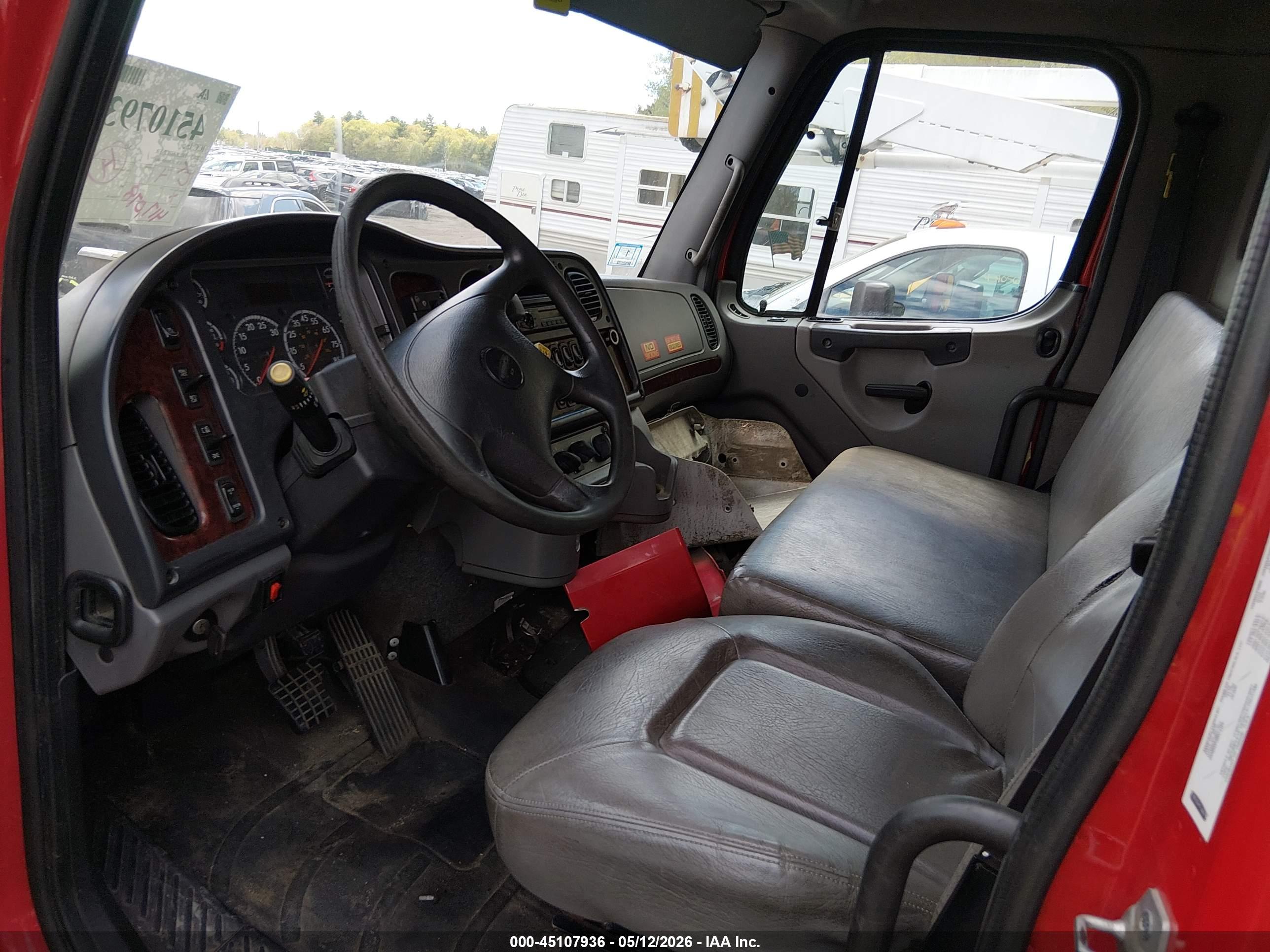 FREIGHTLINER M2 image 7
