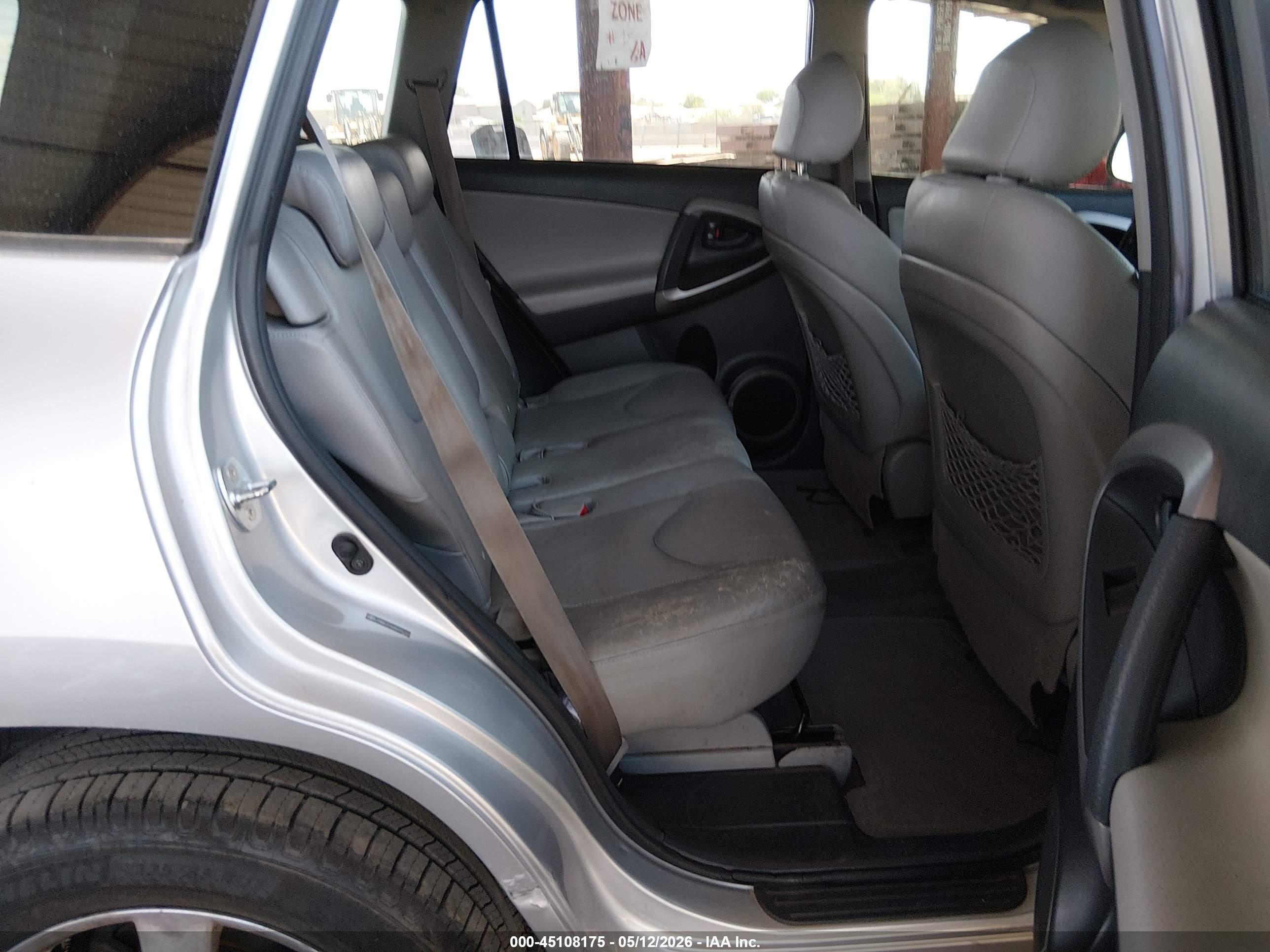 TOYOTA RAV4 image 8