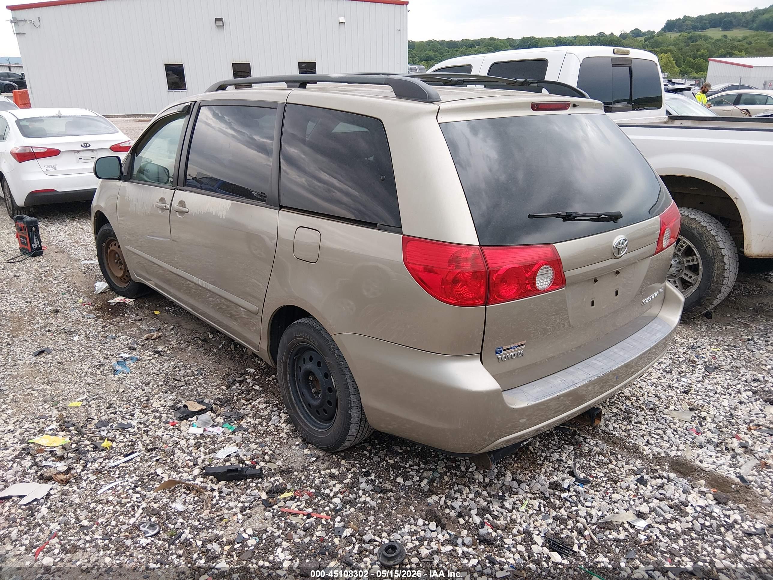 TOYOTA SIENNA image 3