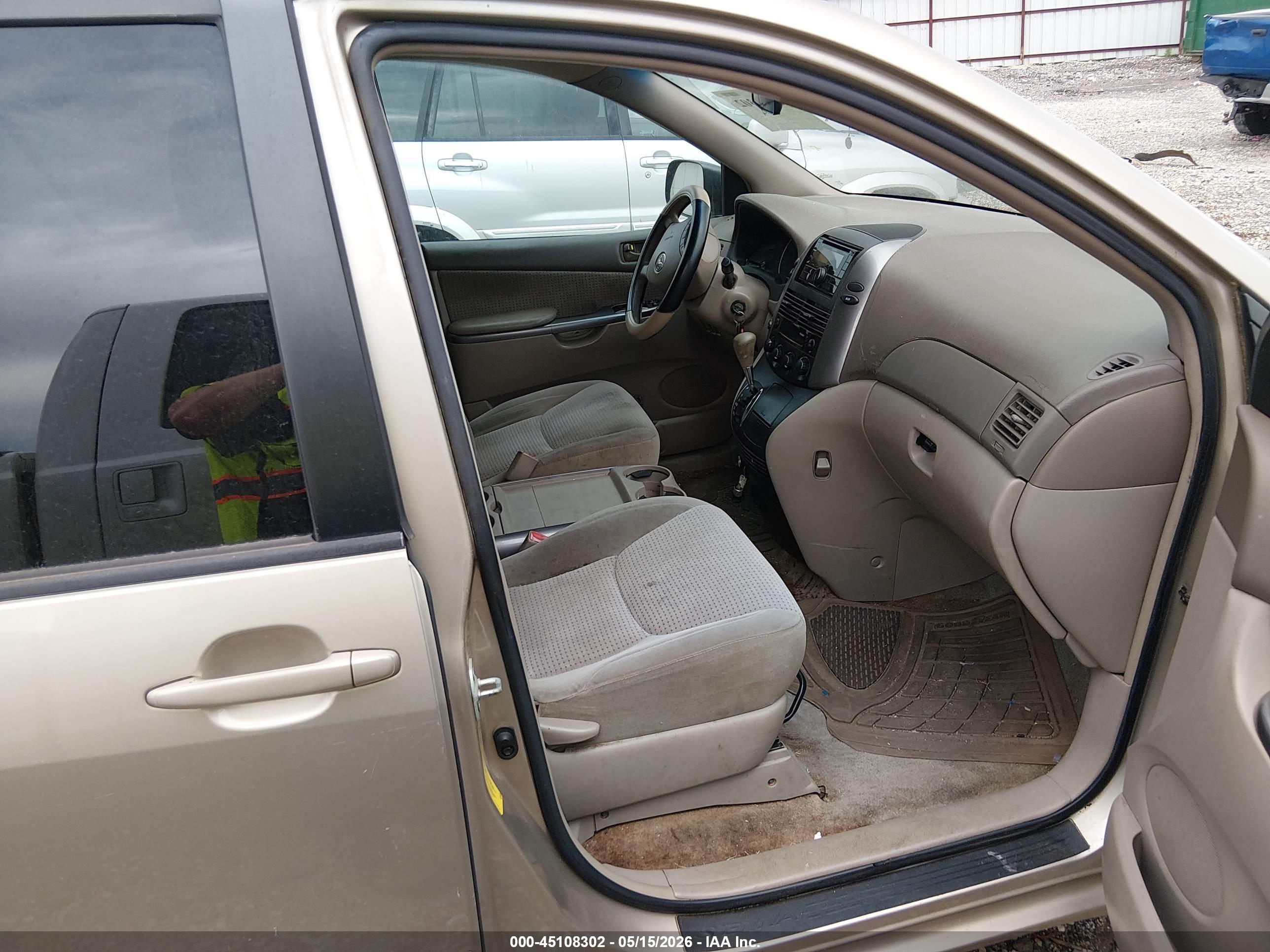 TOYOTA SIENNA image 5