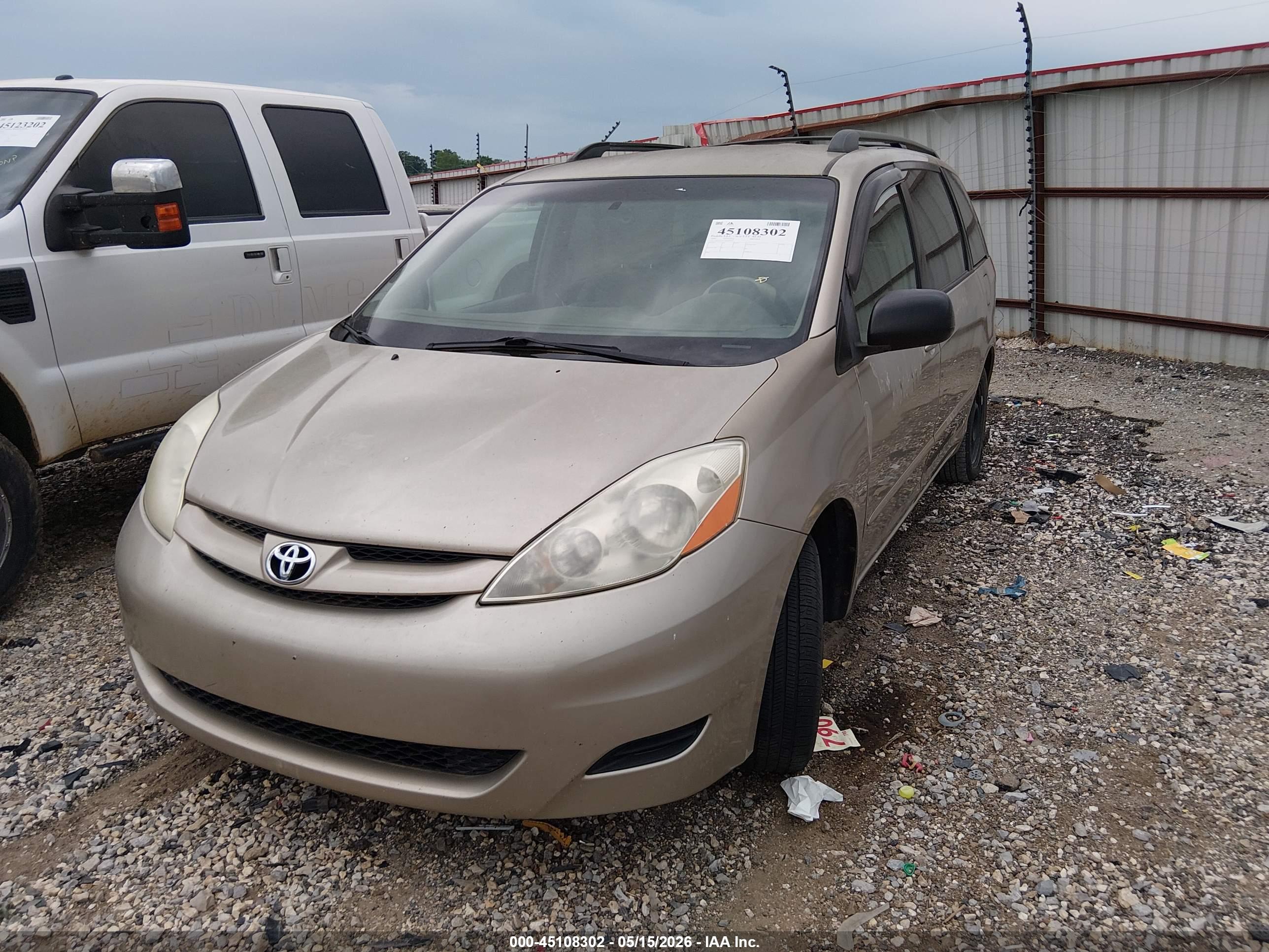 TOYOTA SIENNA image 6