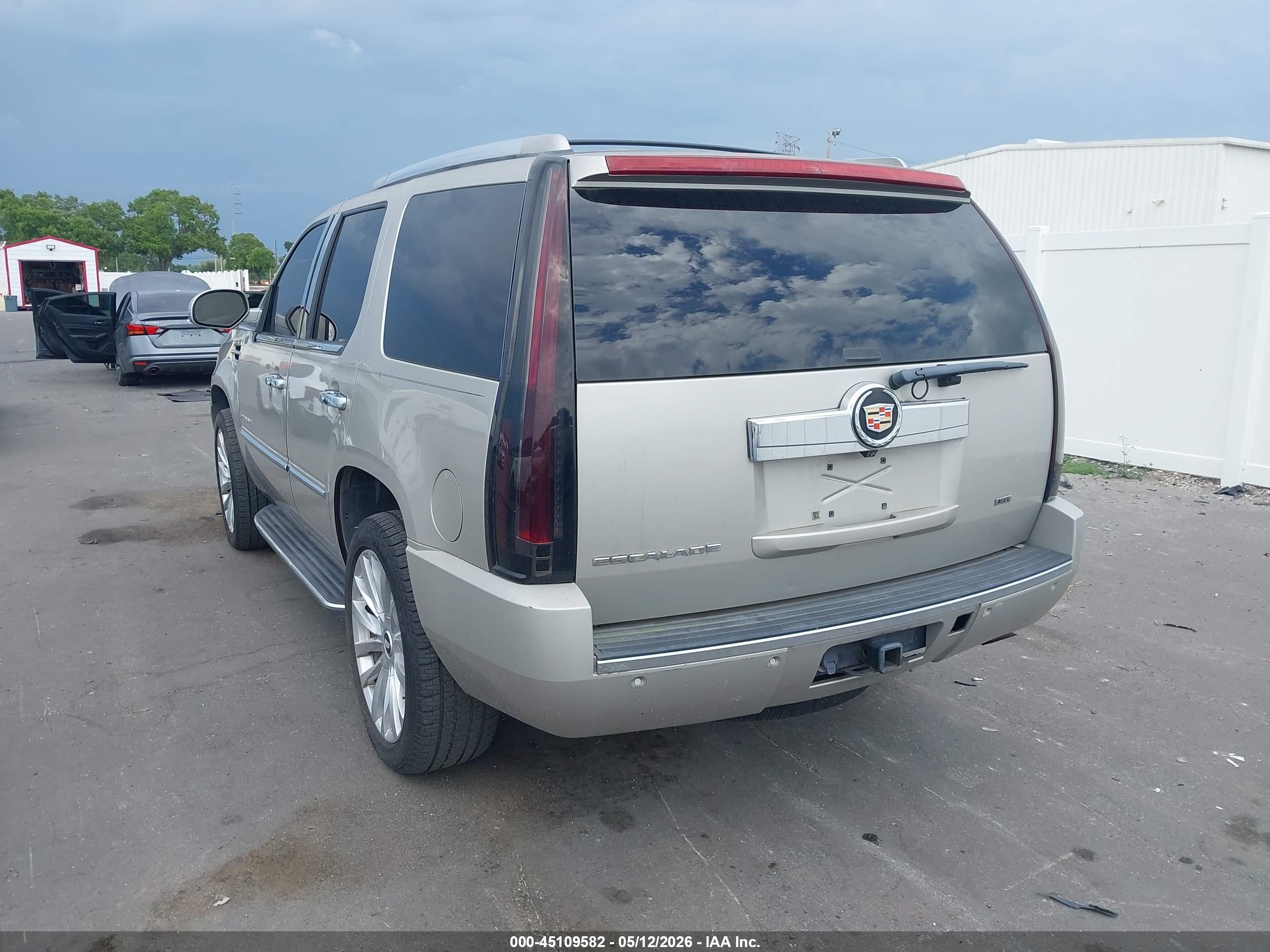 CADILLAC ESCALADE image 3