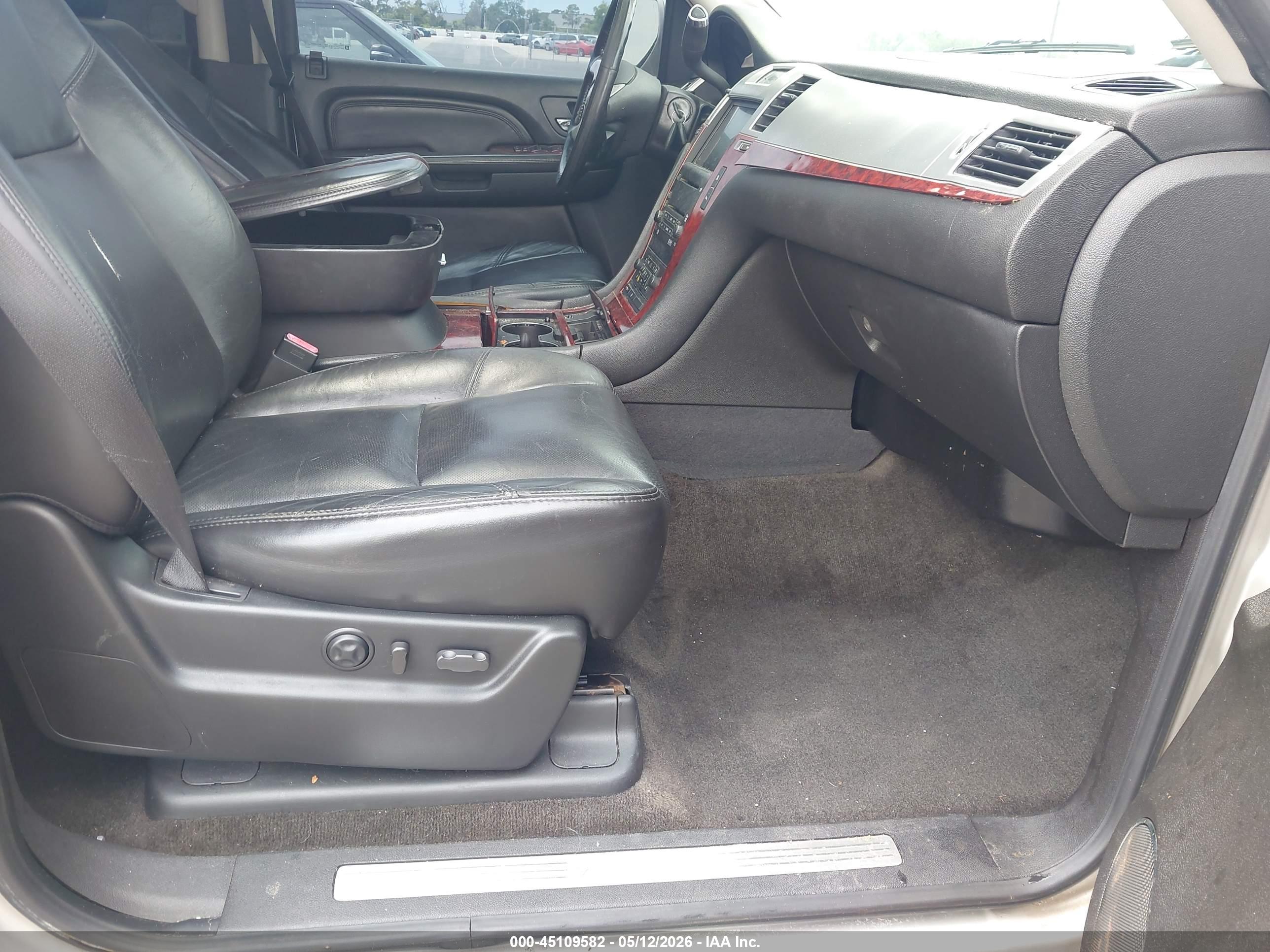 CADILLAC ESCALADE image 5