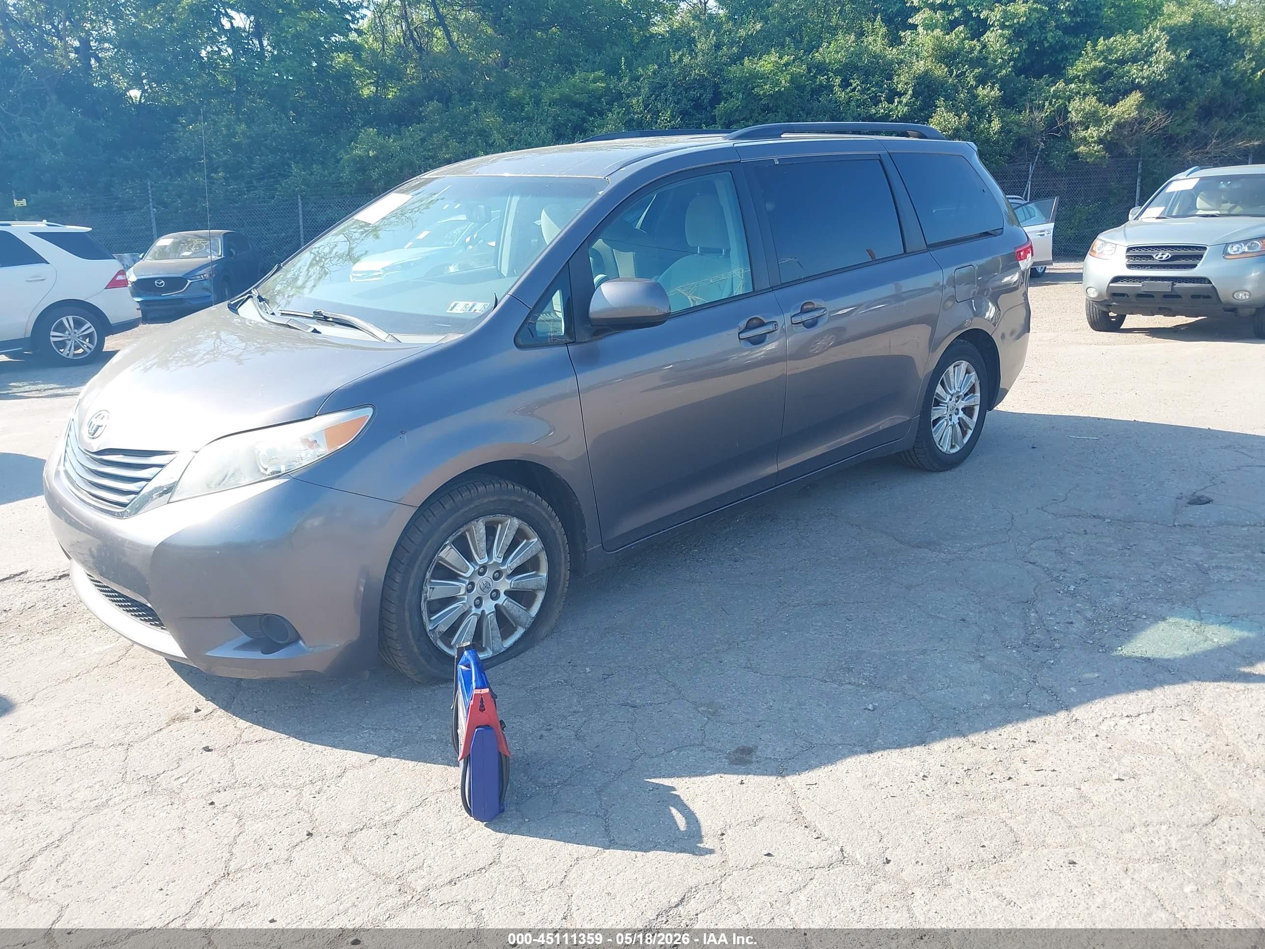 TOYOTA SIENNA image 2