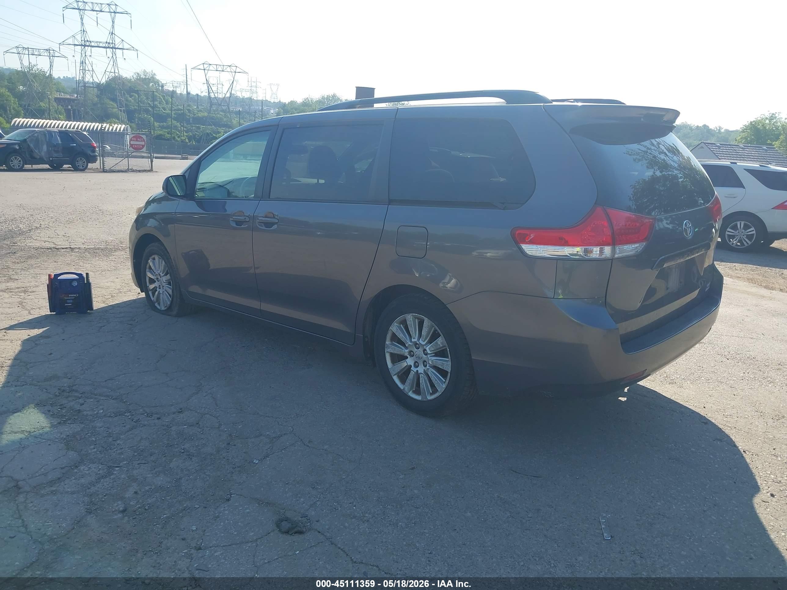 TOYOTA SIENNA image 3