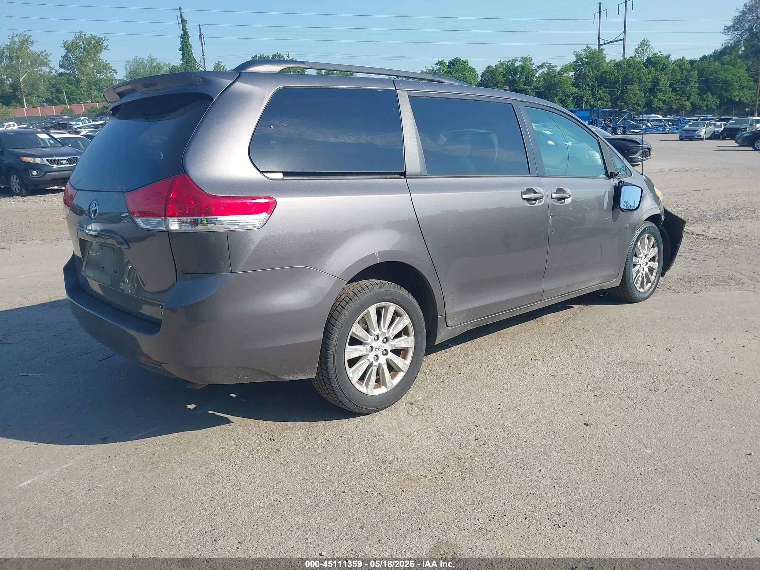TOYOTA SIENNA image 4