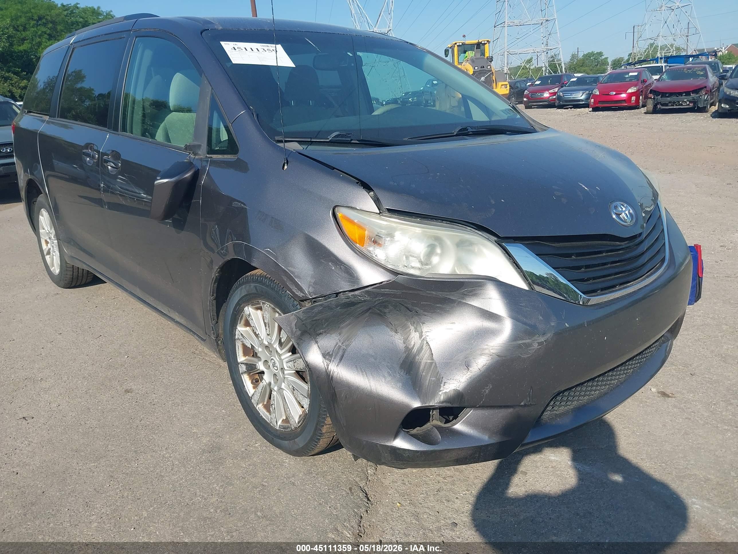 TOYOTA SIENNA image 6