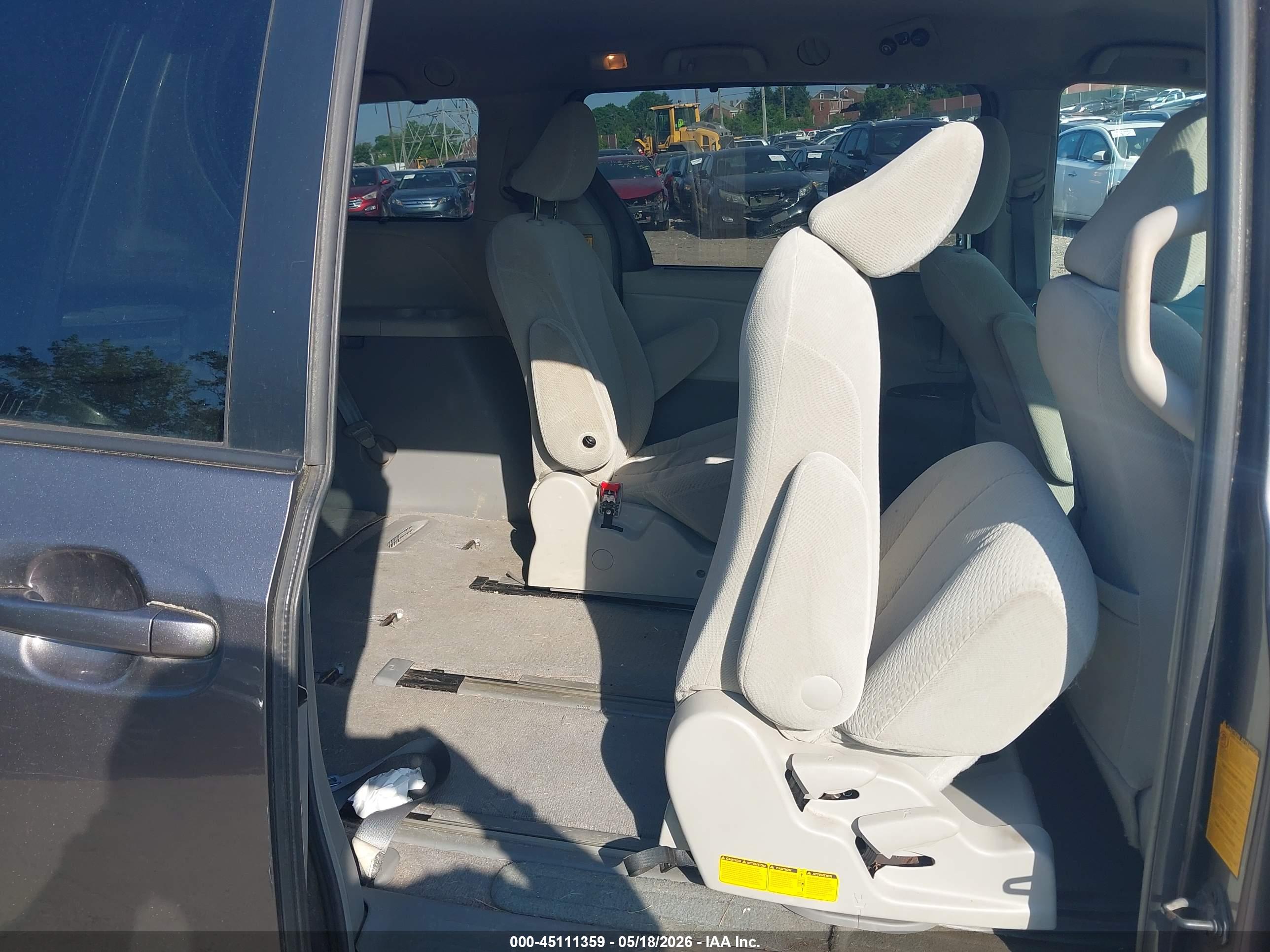 TOYOTA SIENNA image 8