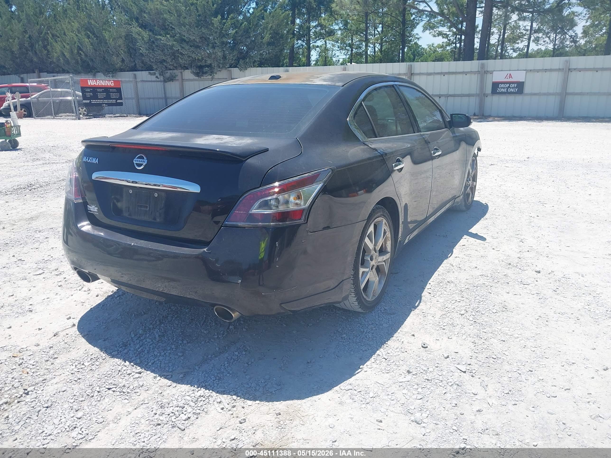 NISSAN MAXIMA image 4