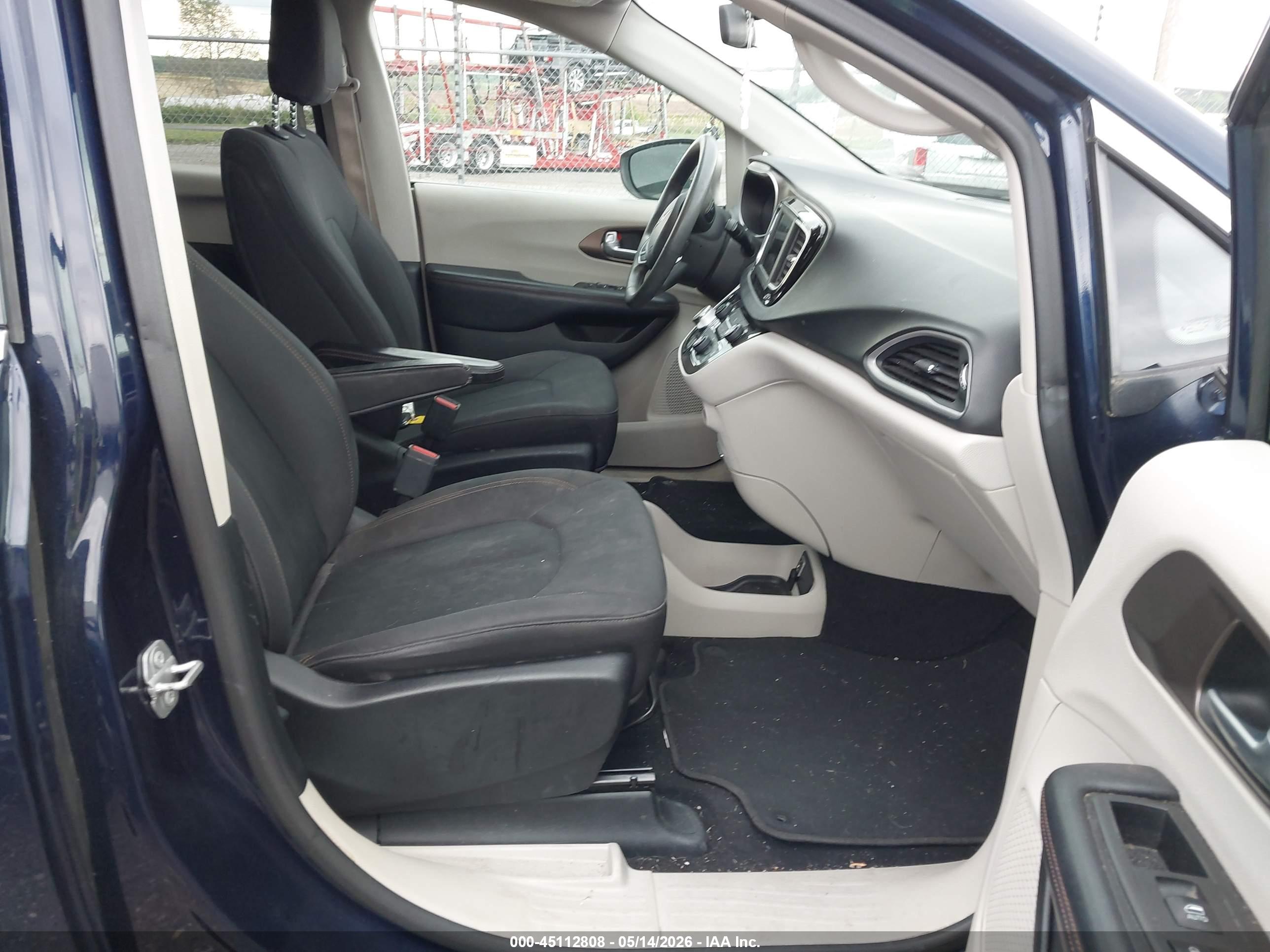 CHRYSLER PACIFICA image 5