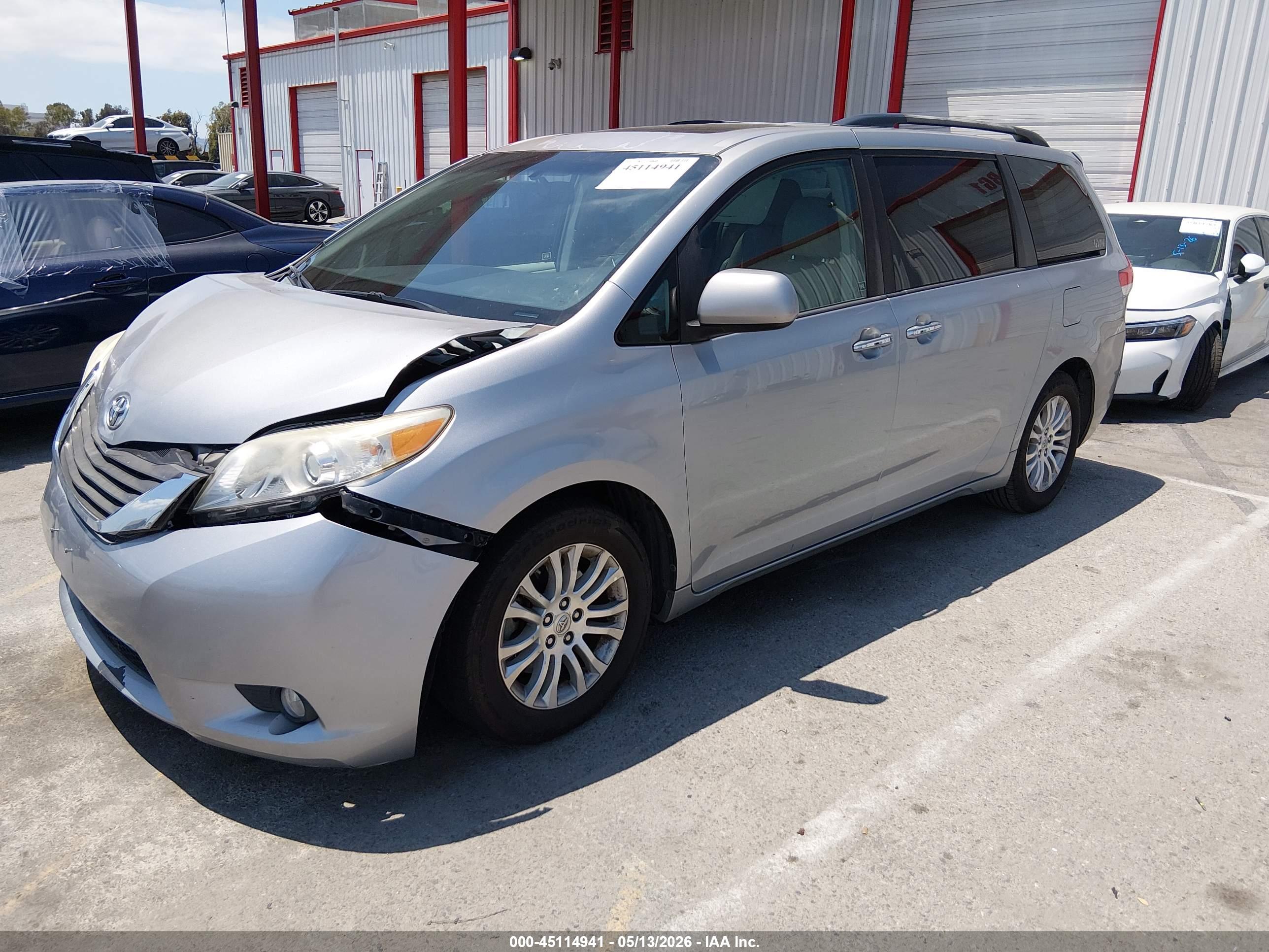 TOYOTA SIENNA image 2