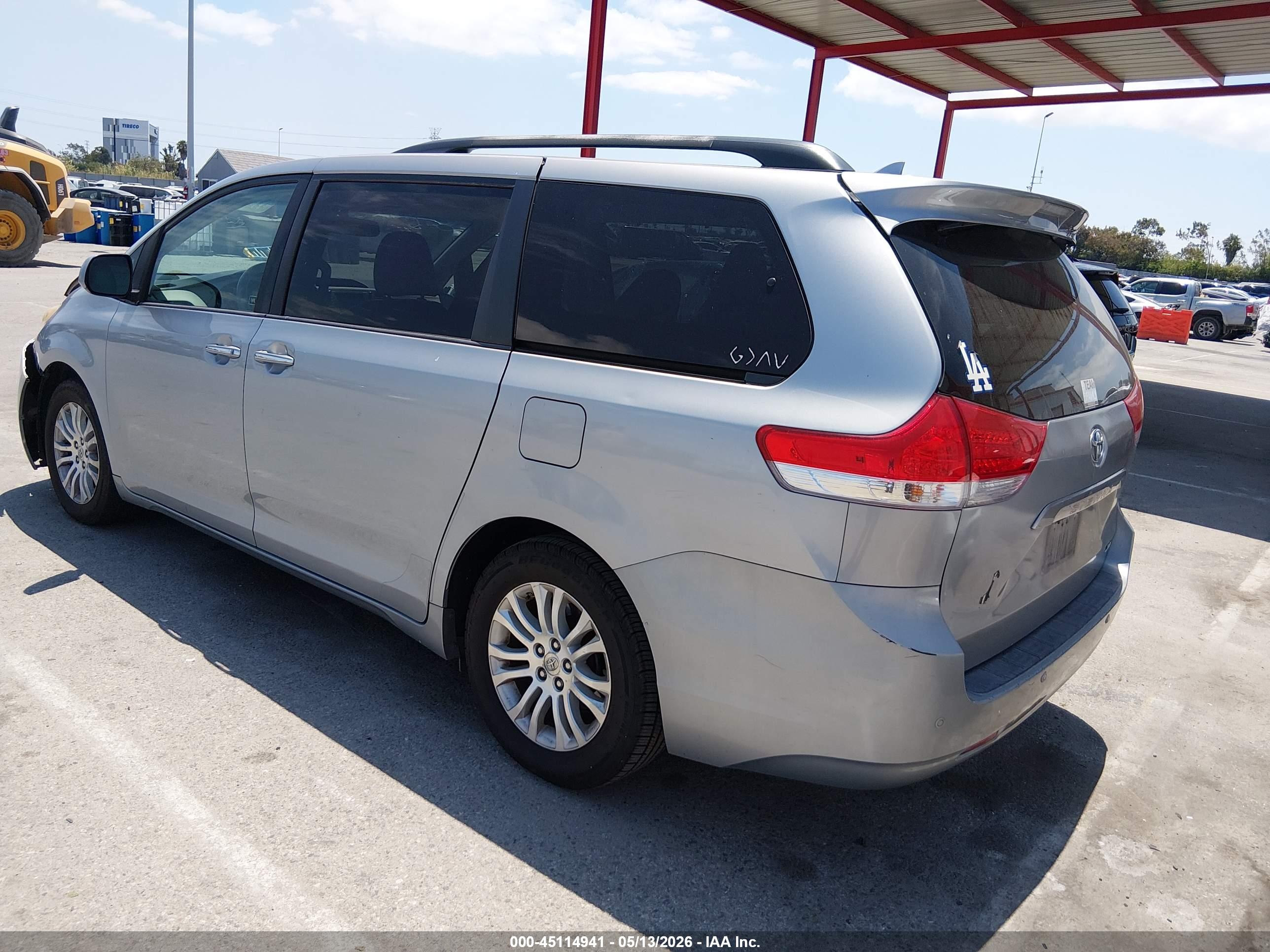 TOYOTA SIENNA image 3