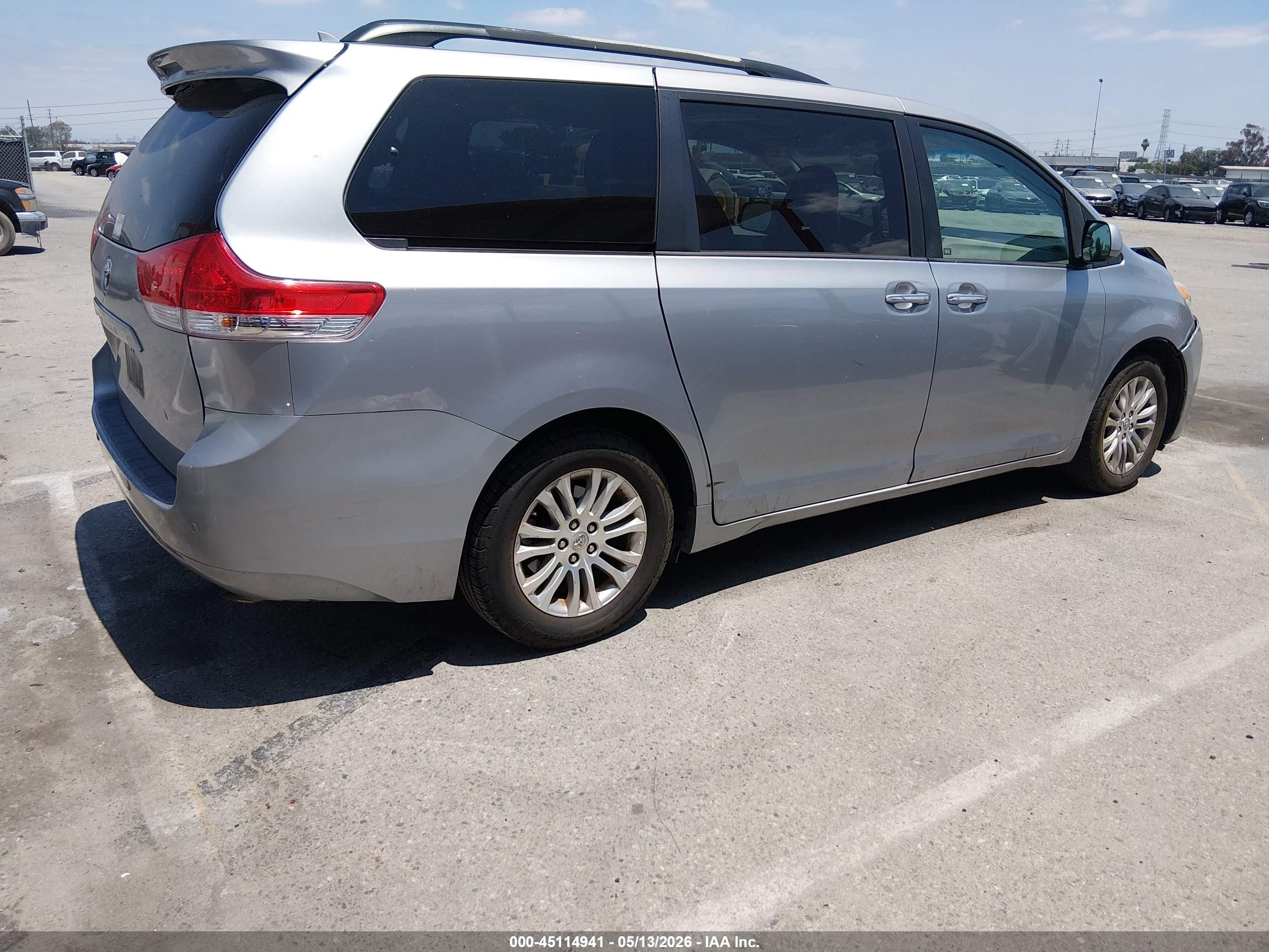 TOYOTA SIENNA image 4