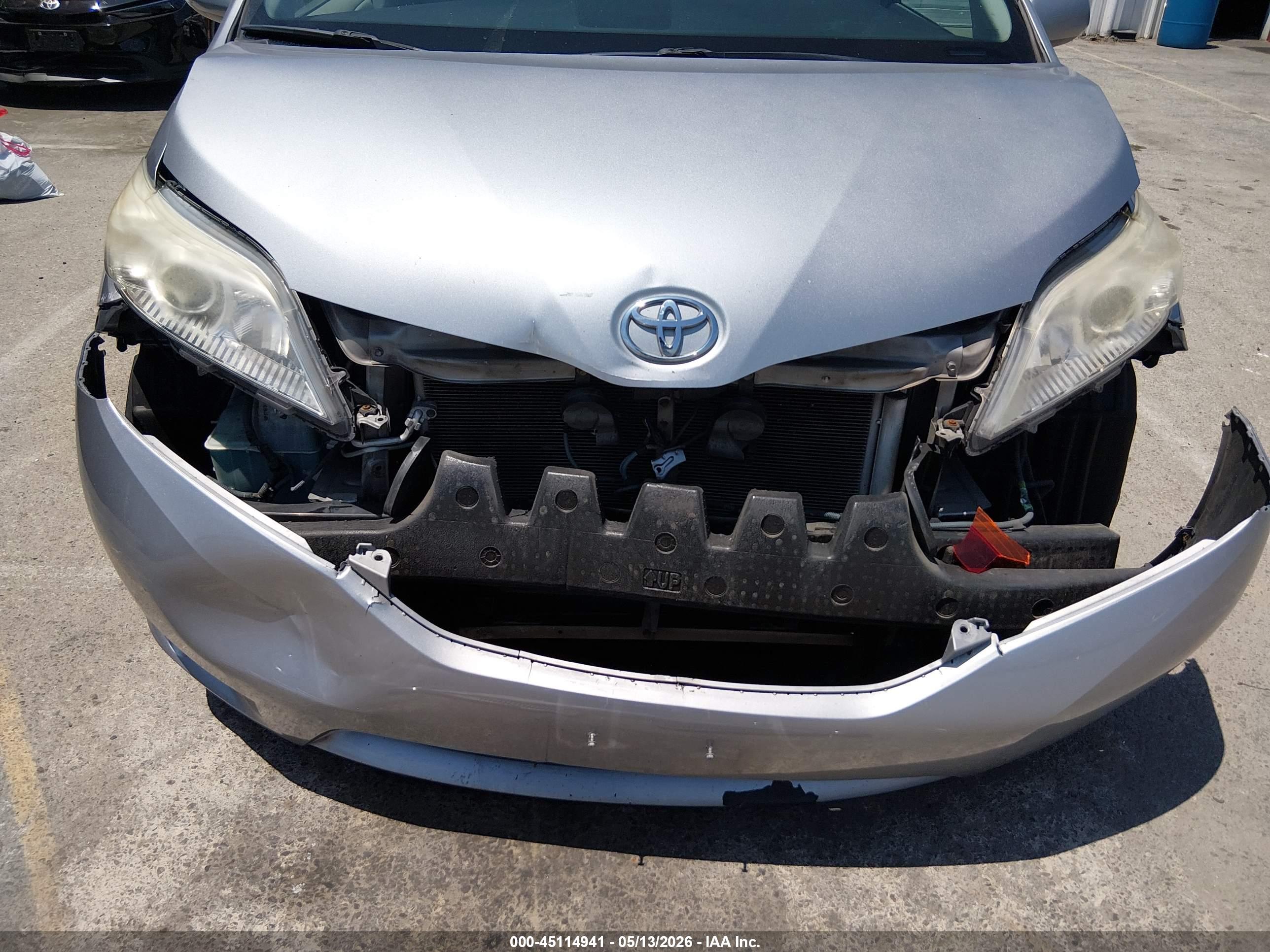TOYOTA SIENNA image 6