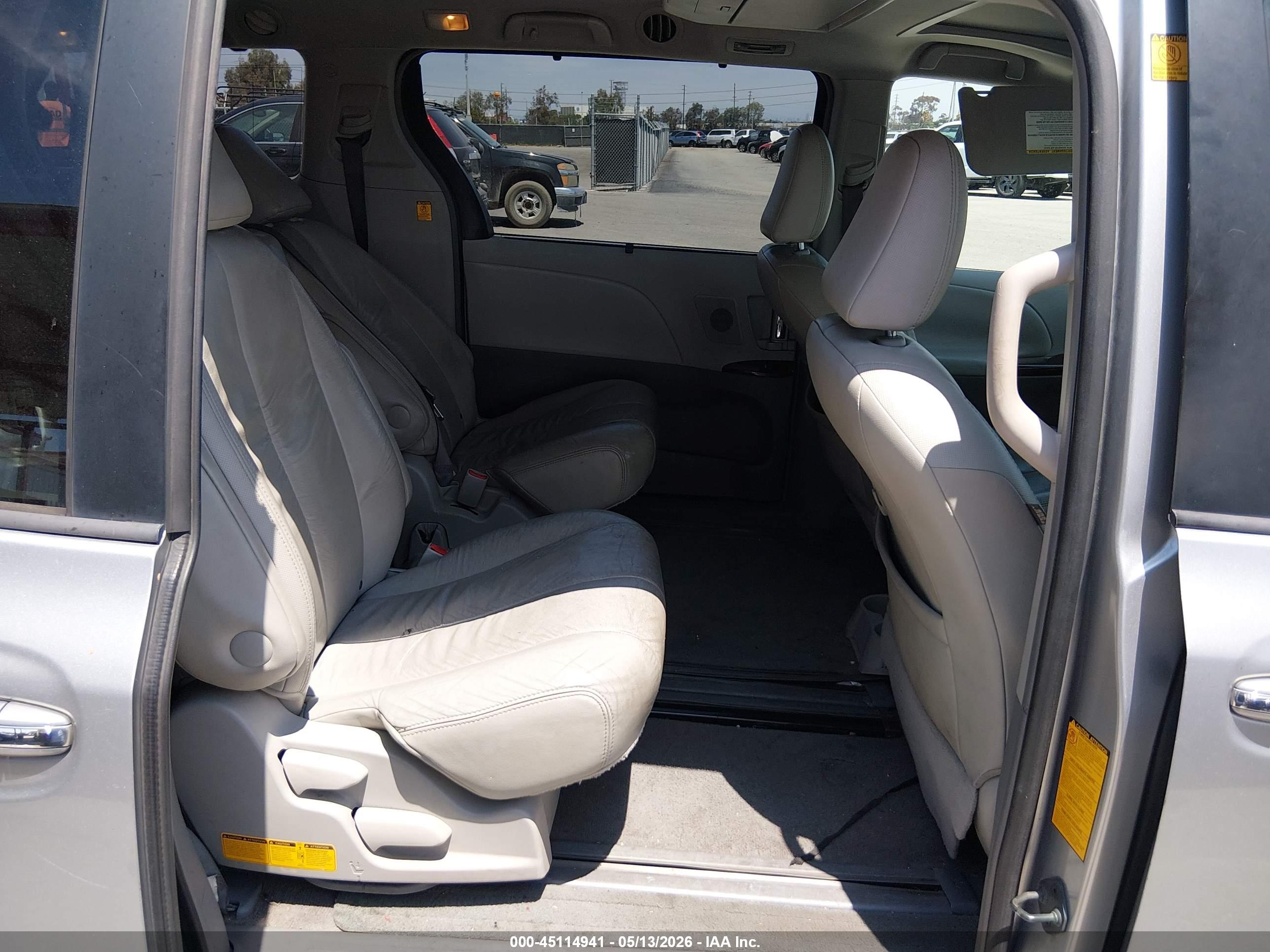 TOYOTA SIENNA image 8