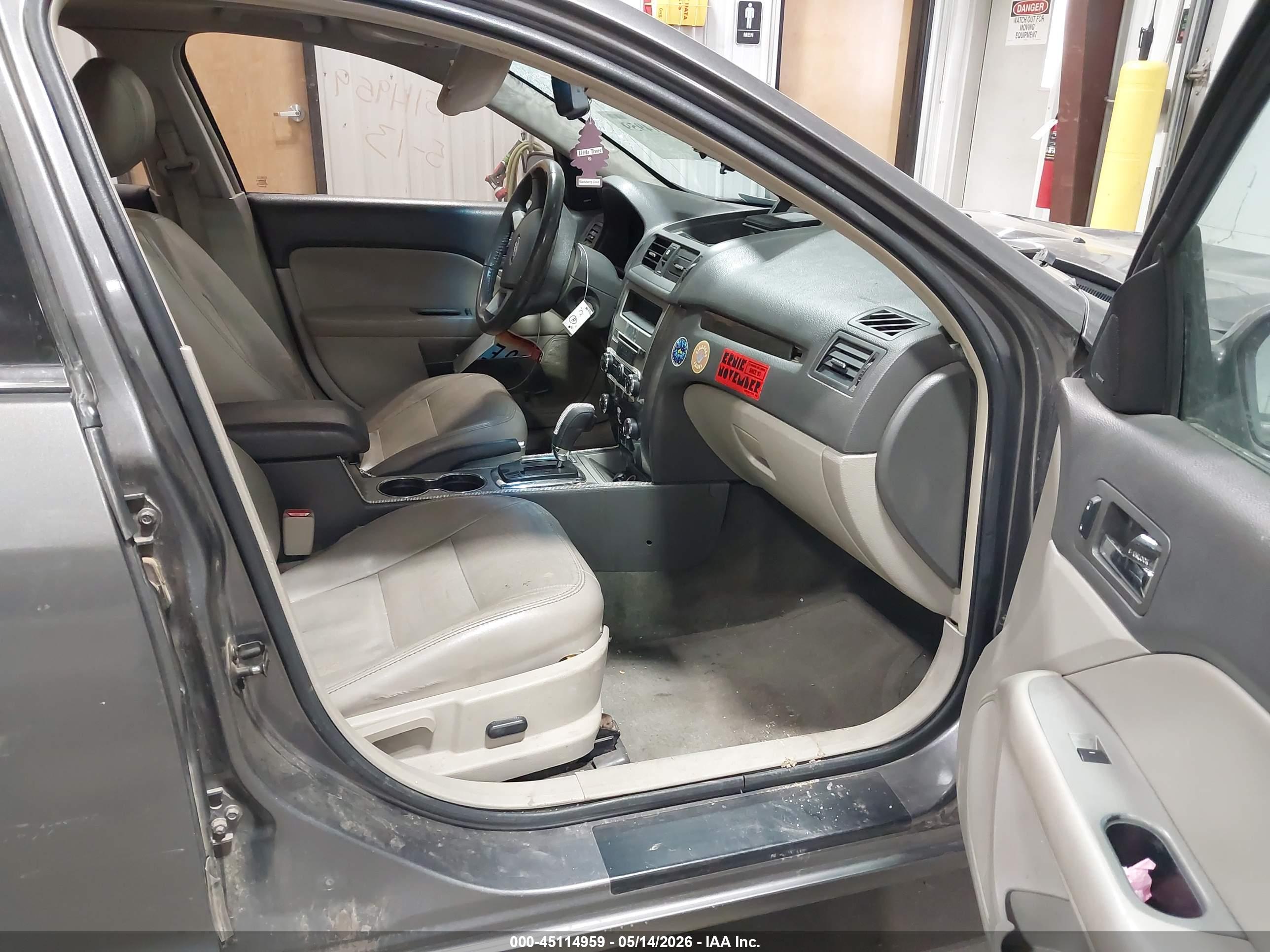 FORD FUSION image 5