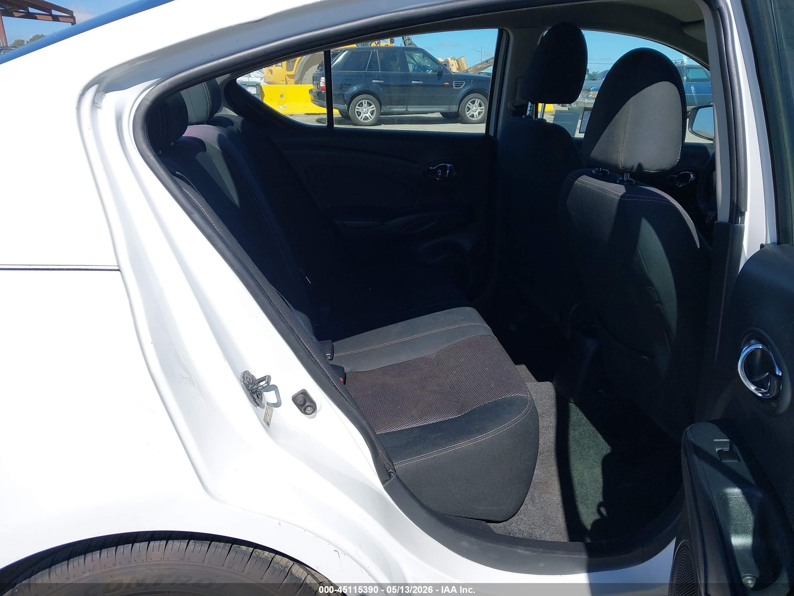 NISSAN VERSA image 8