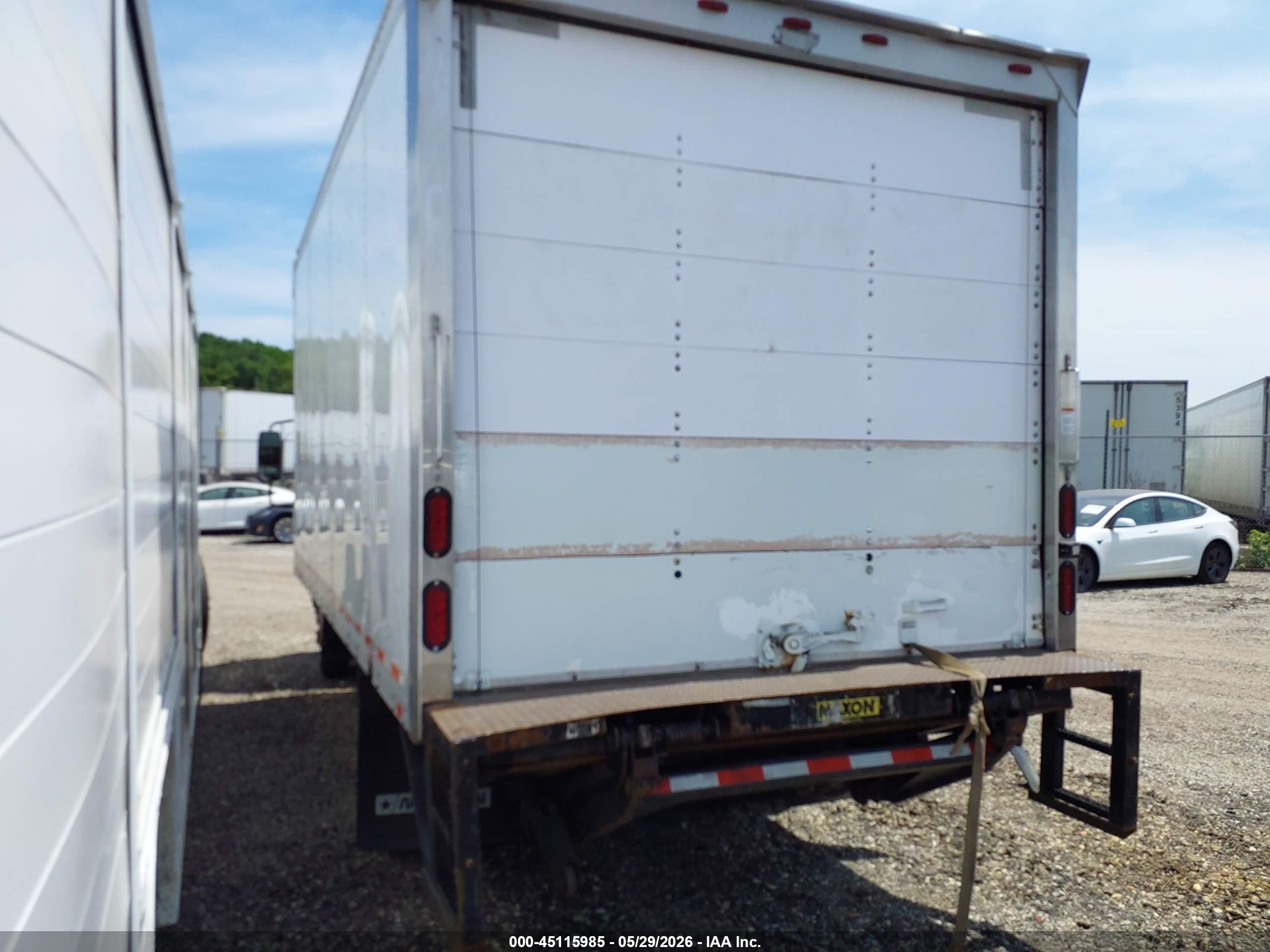 ISUZU NPR image 3