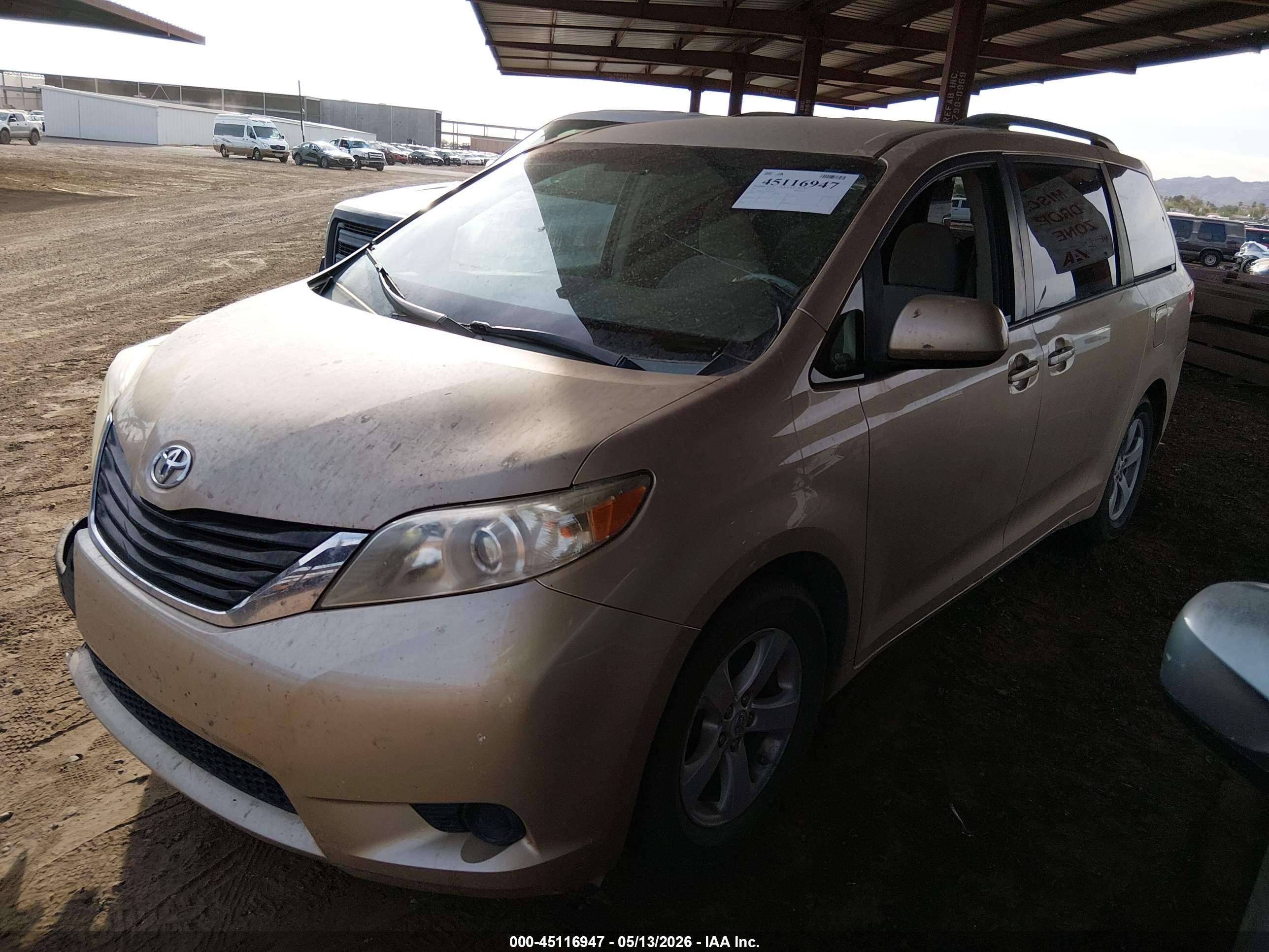 TOYOTA SIENNA image 2