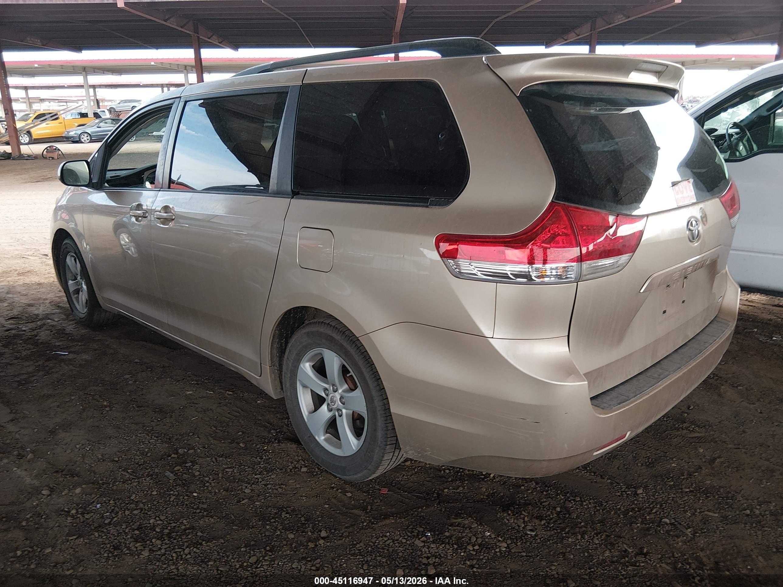 TOYOTA SIENNA image 3