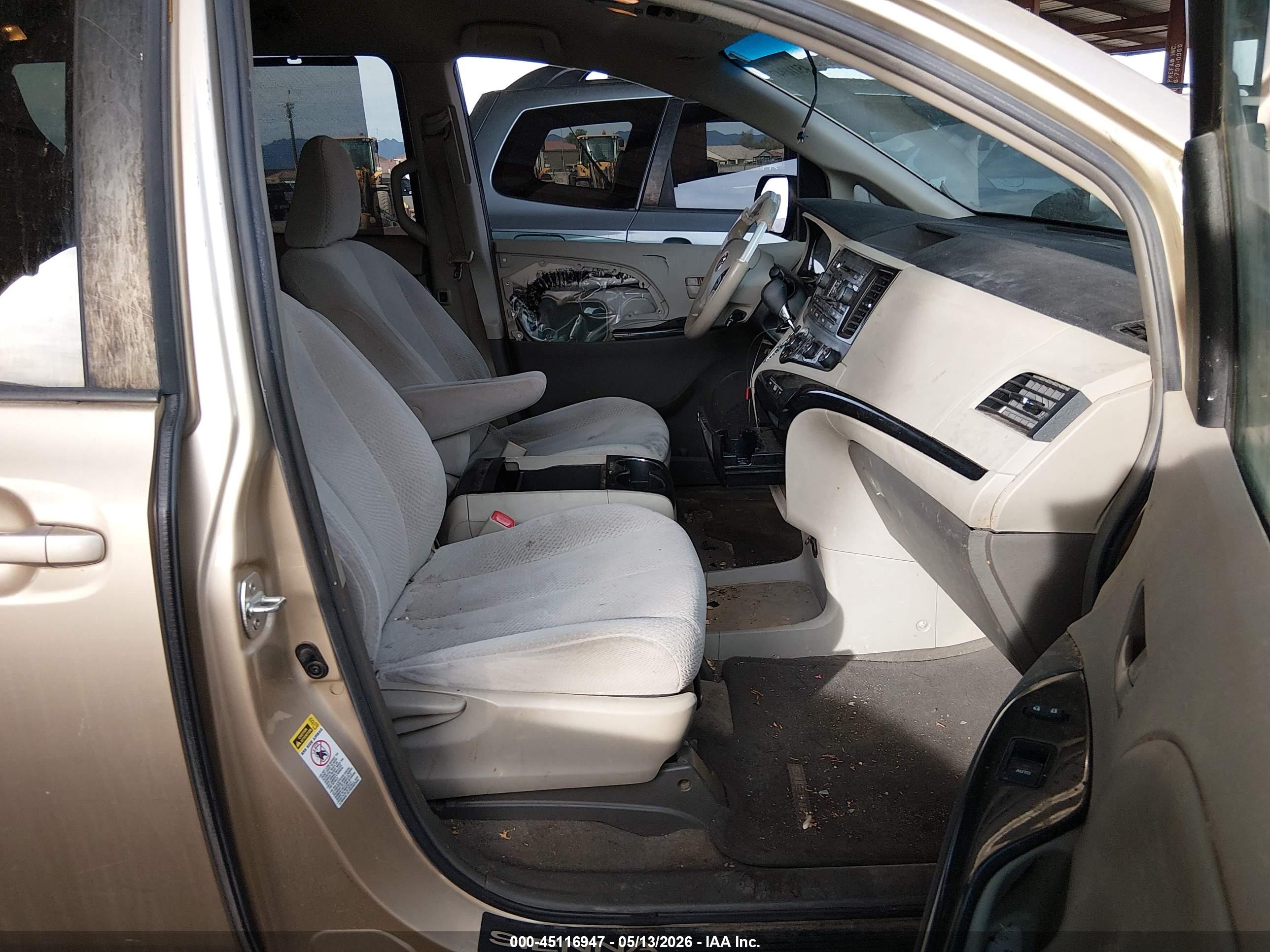 TOYOTA SIENNA image 5