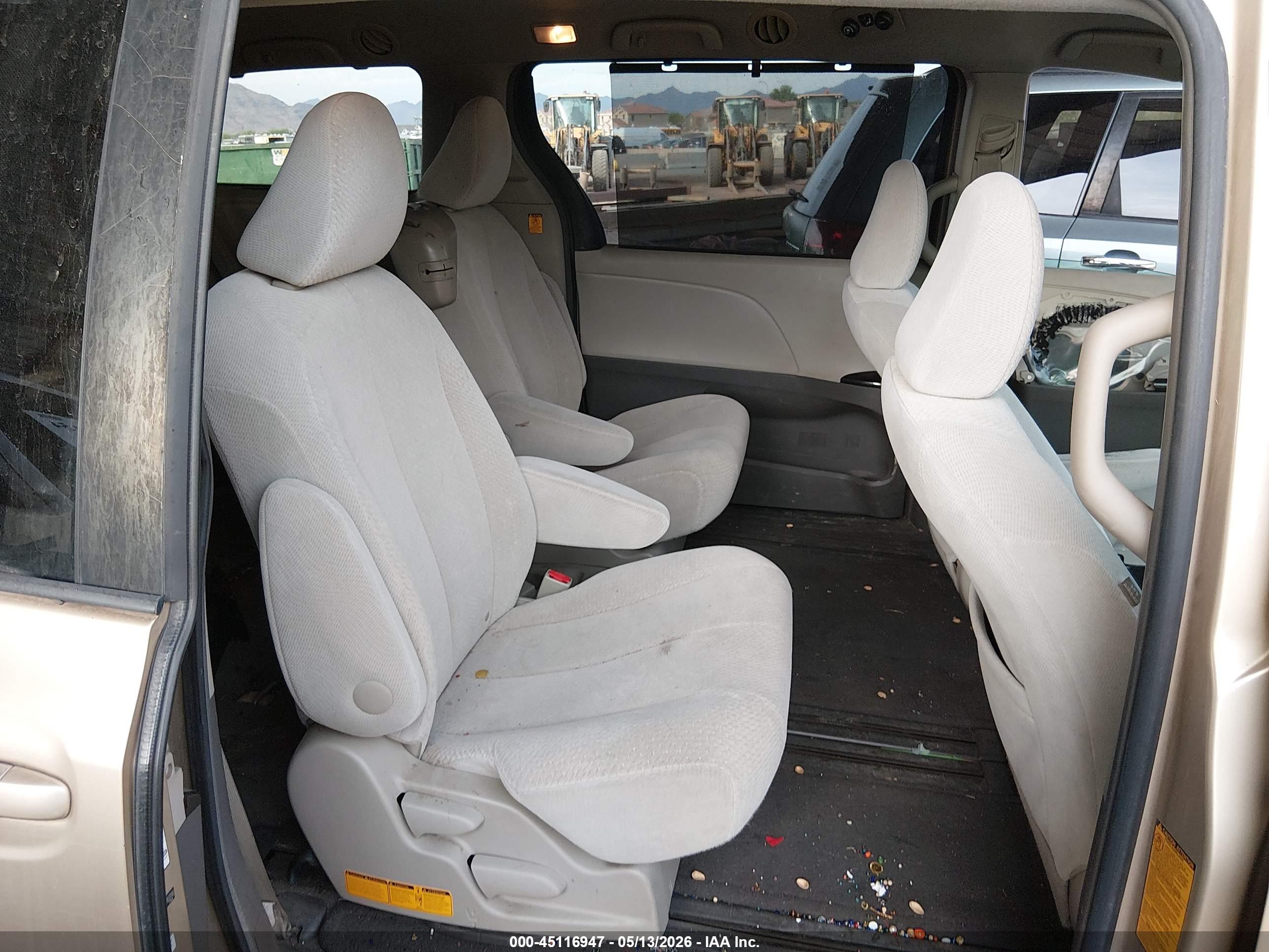 TOYOTA SIENNA image 8