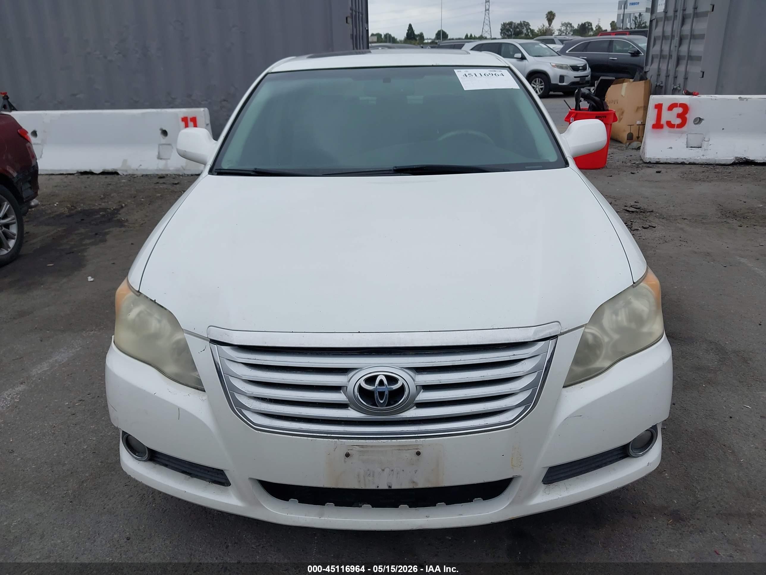 TOYOTA AVALON image 6