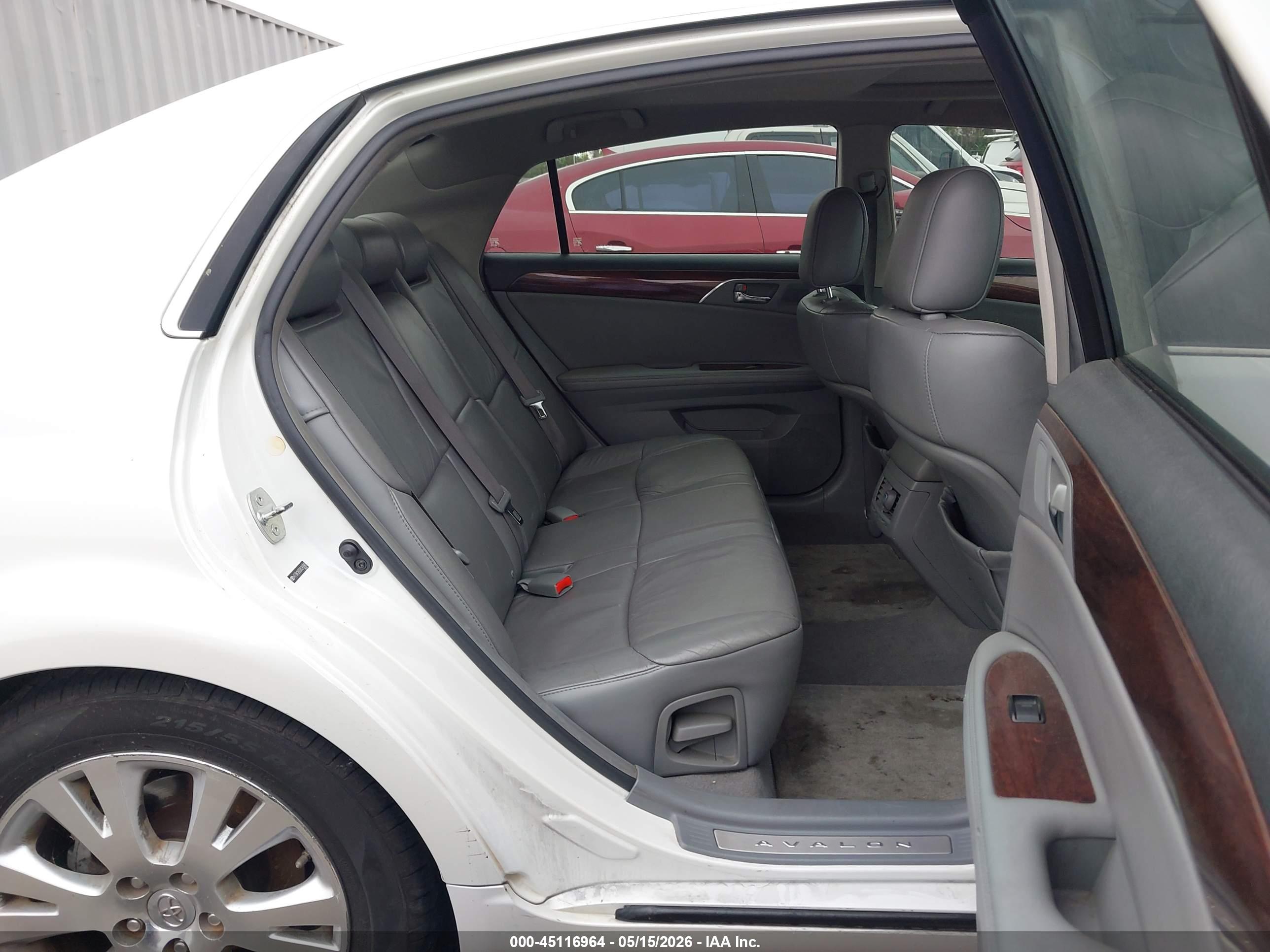 TOYOTA AVALON image 8