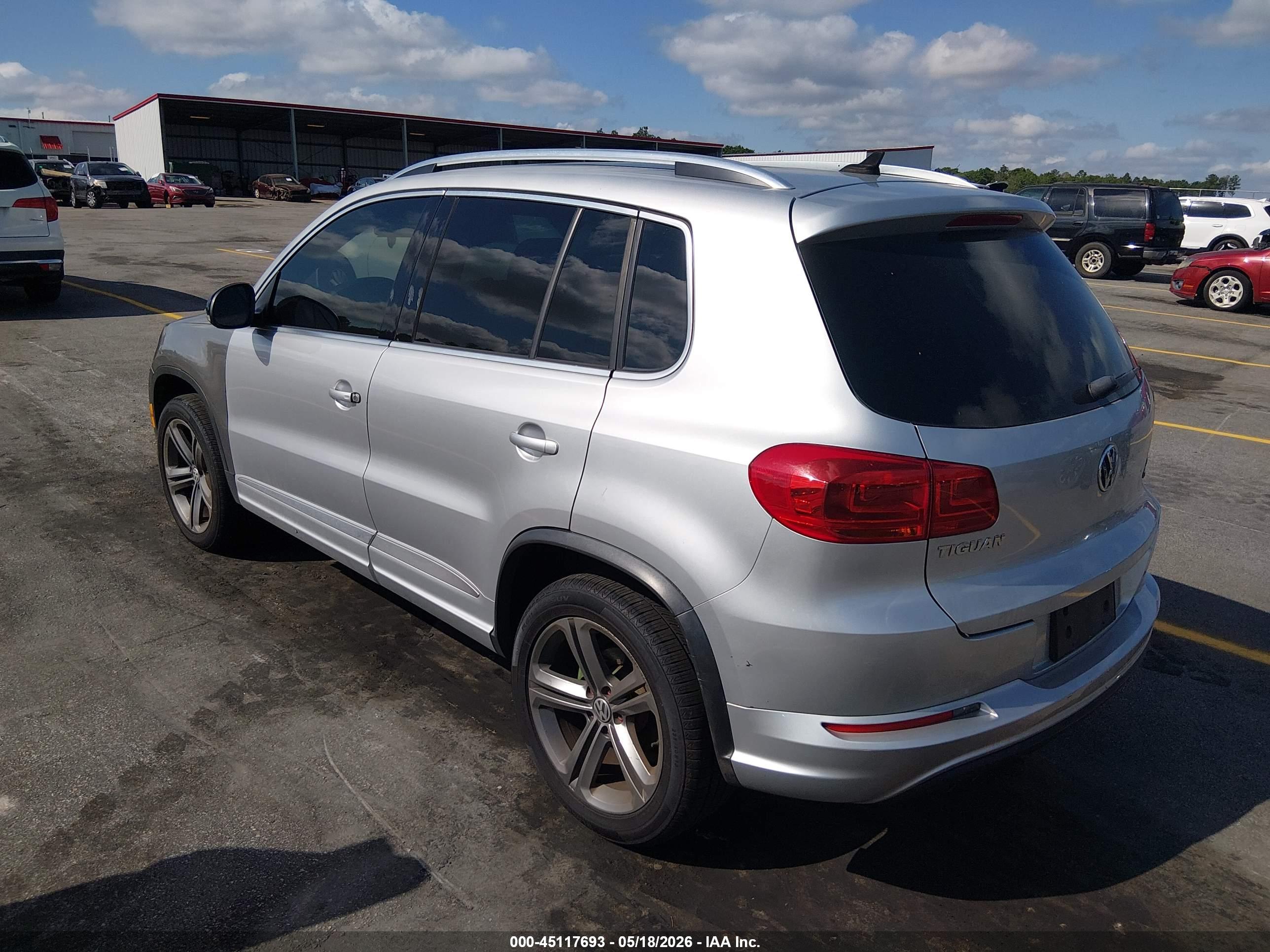VOLKSWAGEN TIGUAN image 3