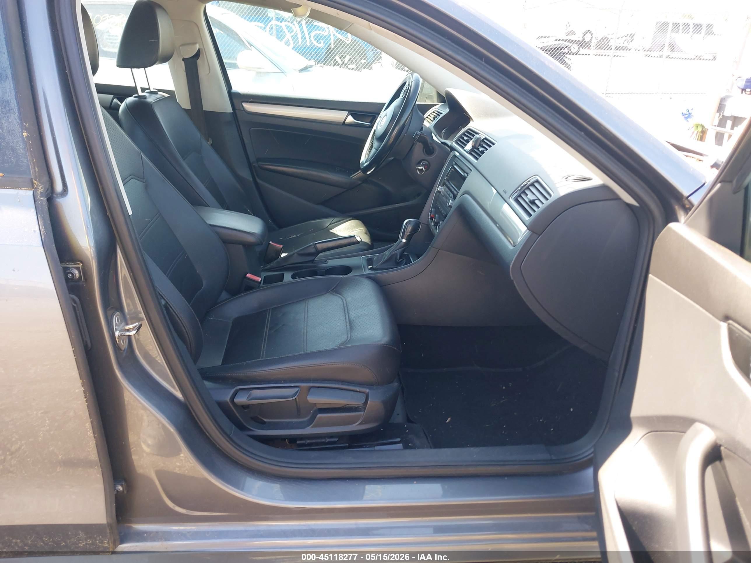 VOLKSWAGEN PASSAT image 5